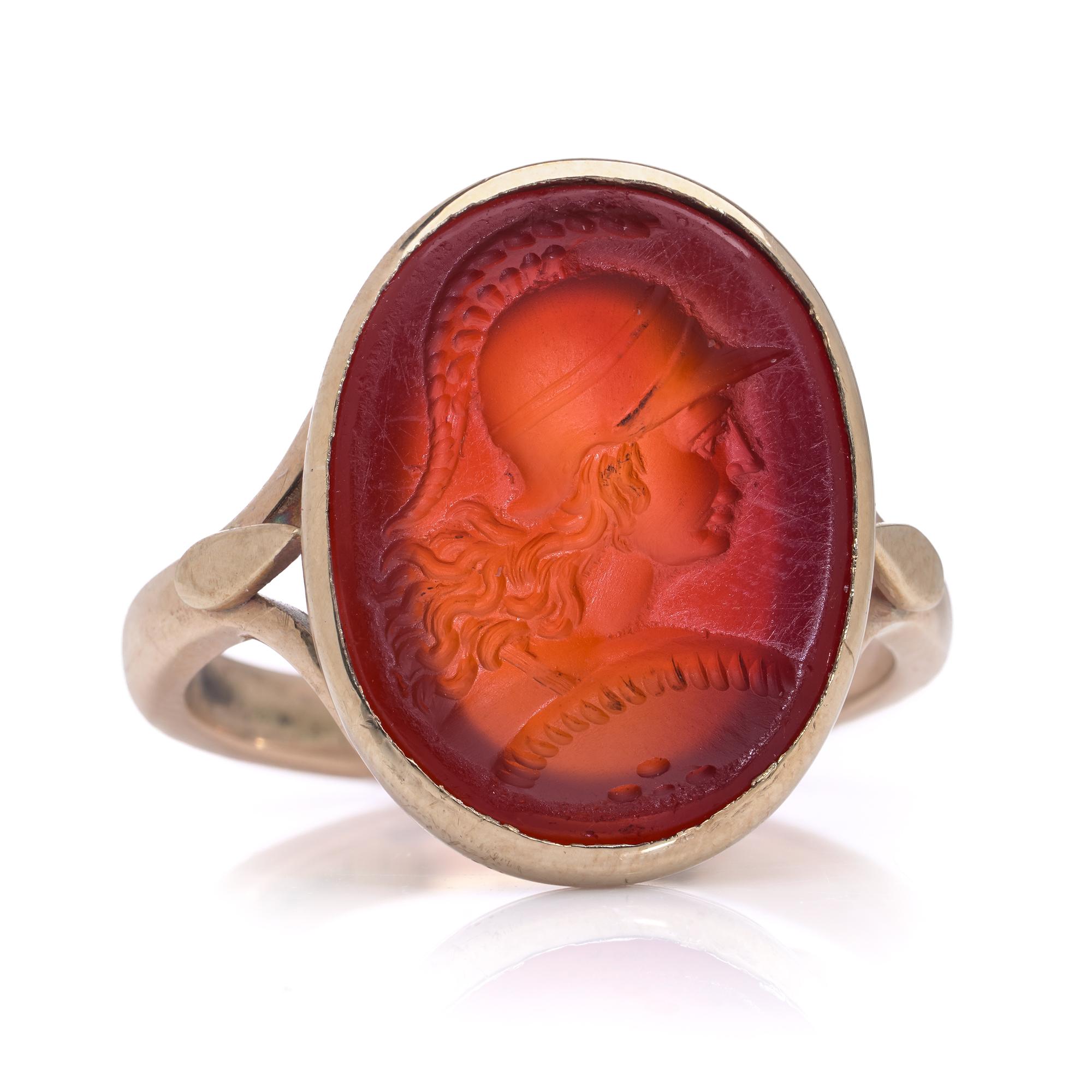 Ancienne chevalière romaine en cornaline avec camée représentant un guerrier romain en vente 1
