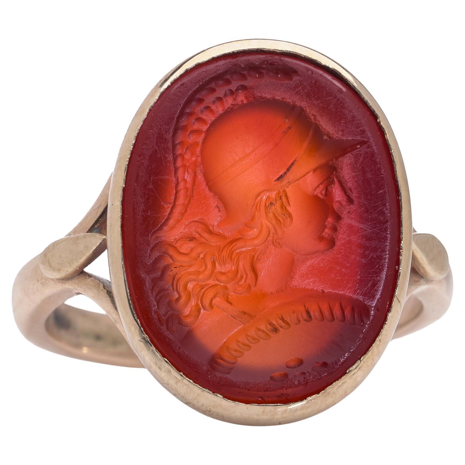Antico anello con cammeo di corniola romano, raffigurante un guerriero romano