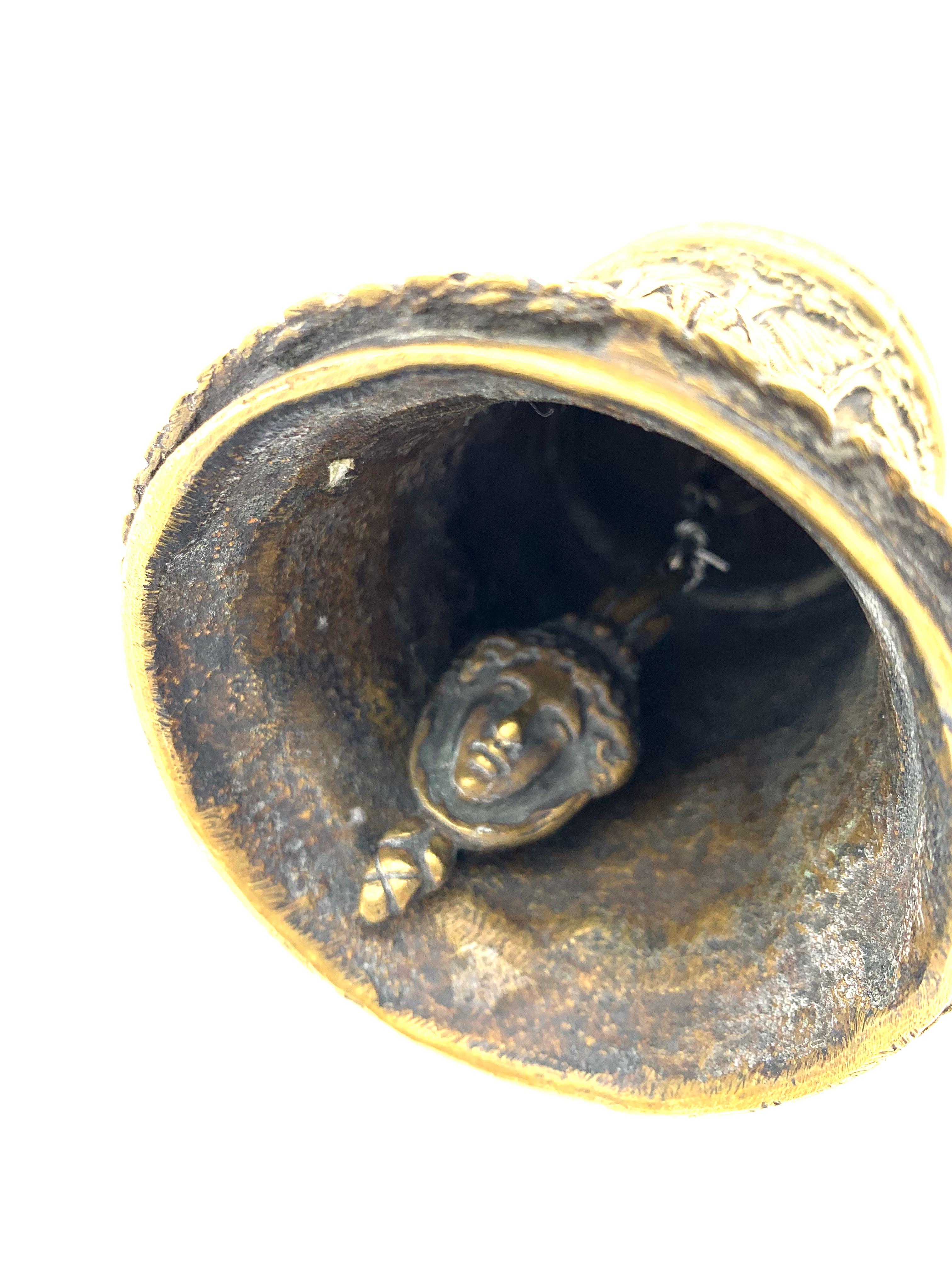 Antique pinceau à crayon de table en bronze Napoléon III en forme de cloche de fontaine, ancien héritier romain Unisexe en vente
