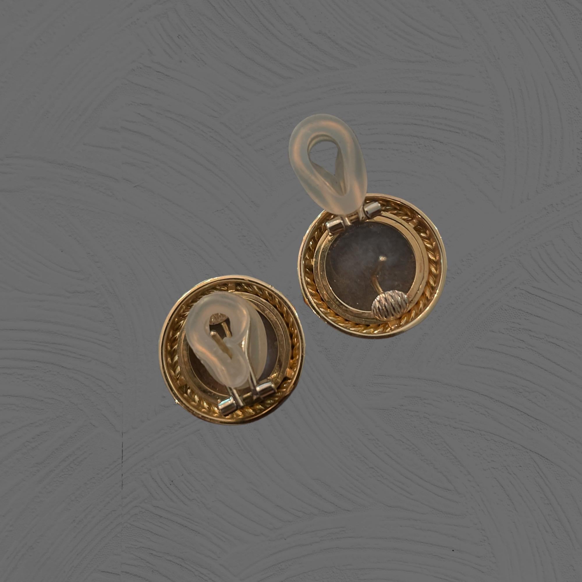 HK Fine Estate Jewels freut sich, Ihnen diese klassischen römischen Münzohrringe aus 18-karätigem Gelbgold mit sehr komfortablen Omega-Fassungen zu präsentieren. Die perfekten Ohrringe zu jedem Outfit.