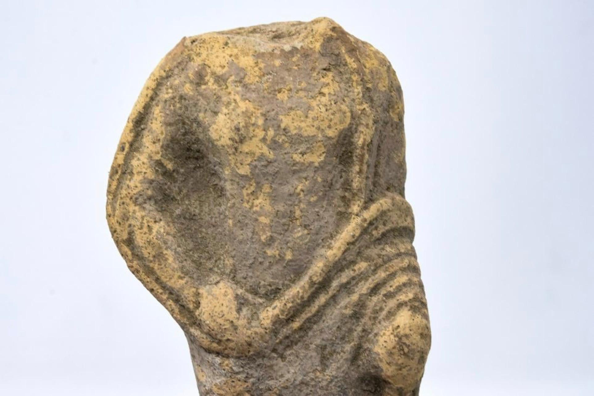 Antike römisch/etruskische Keramik-Teilstatue. Gewandete Figur in drapiertem Stoff. Maße: 7,5 Zoll in der Höhe. Das genaue Alter ist nicht bekannt, die Stücke dieser Sammlung wurden von einer italienischen Familie gesammelt, die Anfang des 20.