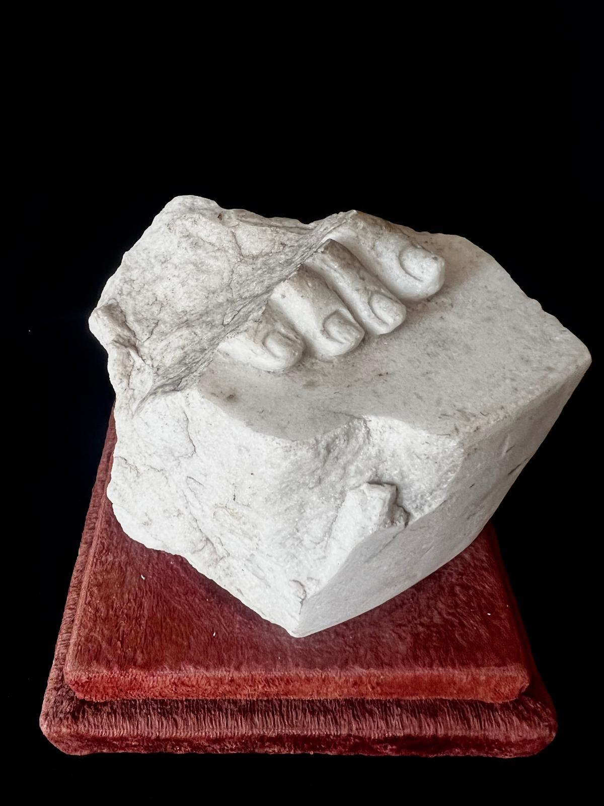 Classical Roman Antique Roman style Fragment of a life size Marble Woman’s sculpture For Sale