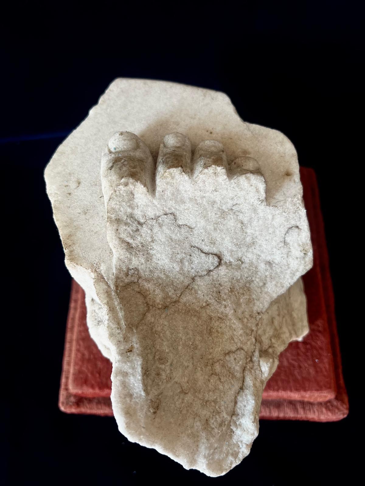 Italian Antique Roman style Fragment of a life size Marble Woman’s sculpture For Sale