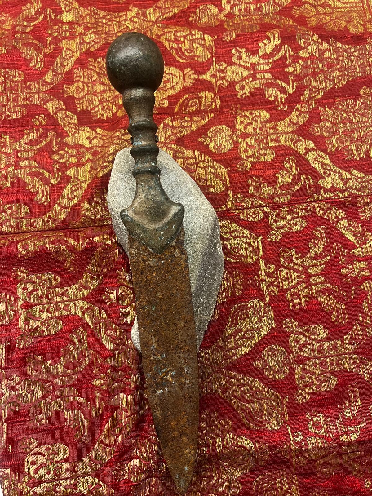 Ancien gladiateur romain, épée courte 1,AD avec ceinture terminale en bronze en forme de goutte d'eau en vente 3