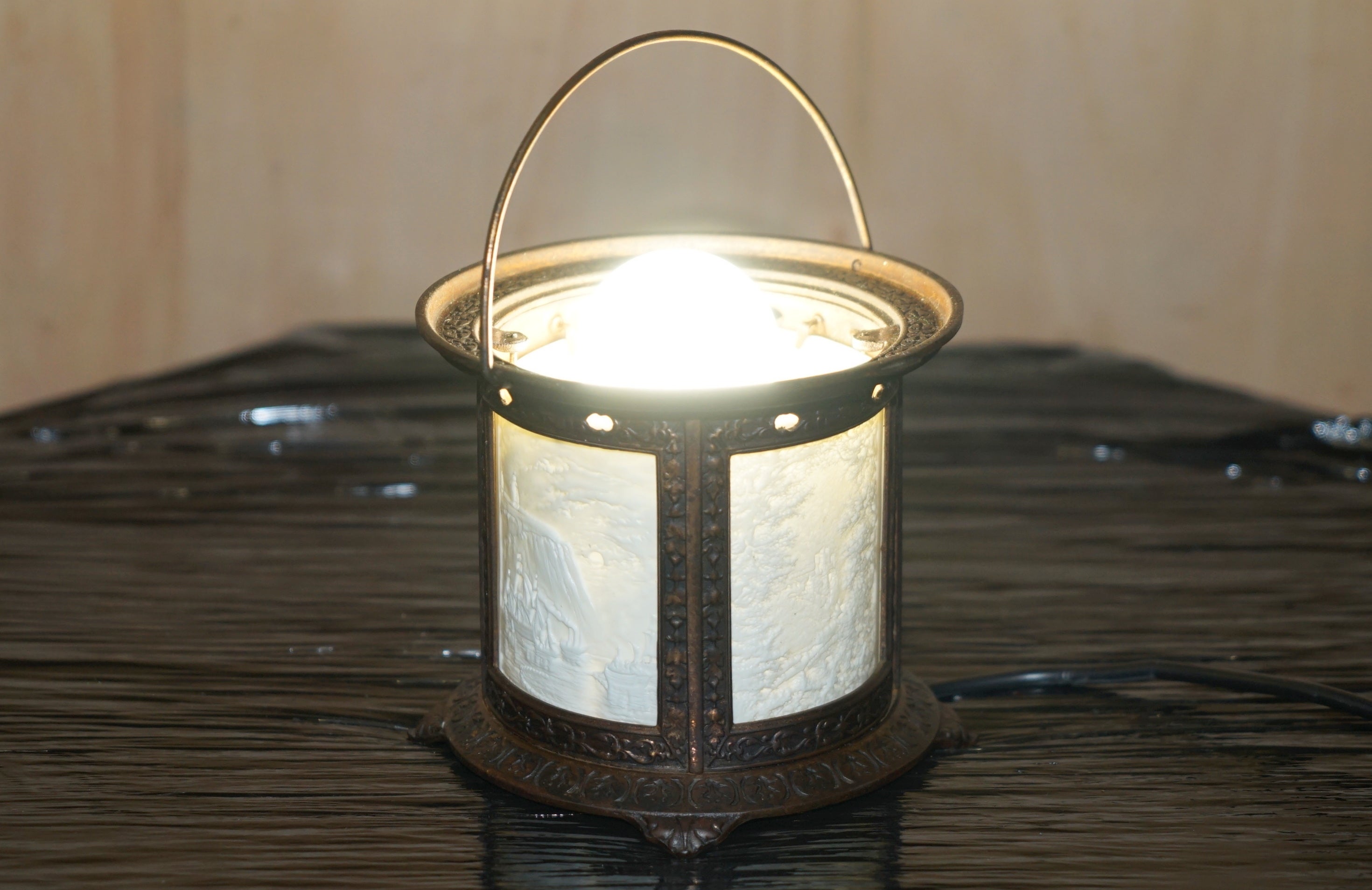 Wir freuen uns, diese schöne Grand Tour bronzierte Kerzenhalter-Lampe, die gewartet und restauriert wurde, um eine normale Glühbirne zu beherbergen, um als dekorative Tischlampe verwendet zu werden, zum Verkauf anzubieten

Ein sehr gut aussehendes