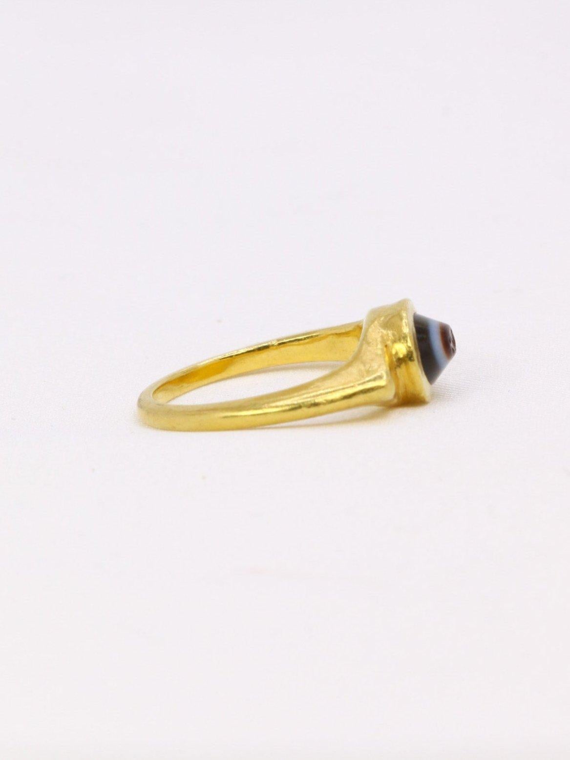 Antique roman intaglio ring on agate figuring Athena In Good Condition In PARIS, FR