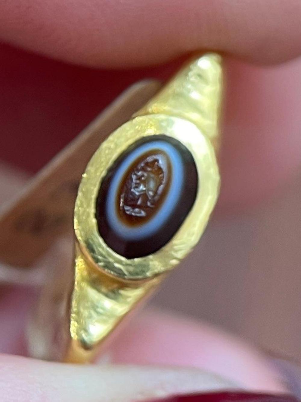Antique roman intaglio ring on agate figuring Athena 4
