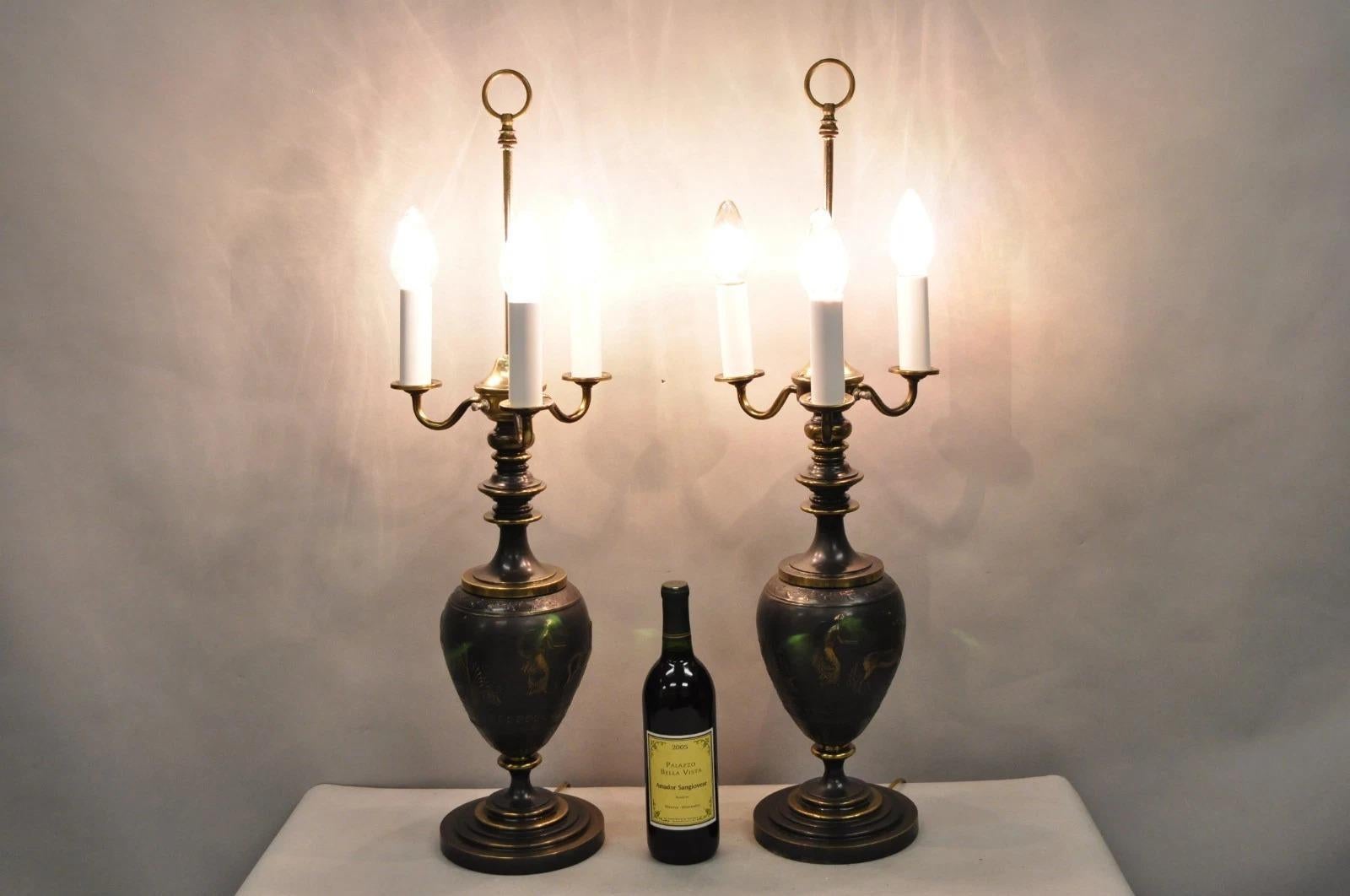 Candelabros de Mesa Figurales de Estilo Neoclásico Romano Vintage con Acabado en Bronce - un Par. El artículo presenta cuerpos bulbosos clásicos figurados con jinetes de cuadrigas, varios ajustes de luz, detalles de latón/bronce. Mediados del siglo