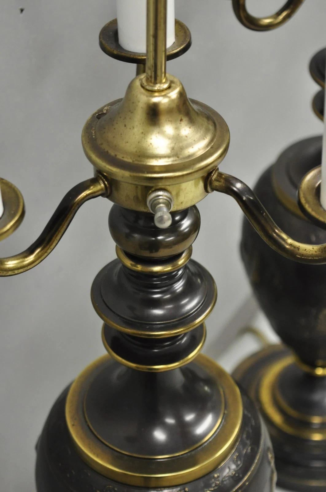 Antiguas Lámparas de Mesa Candelabro Figurales Romanas Neoclásicas Acabado Bronce - un Par siglo XX en venta