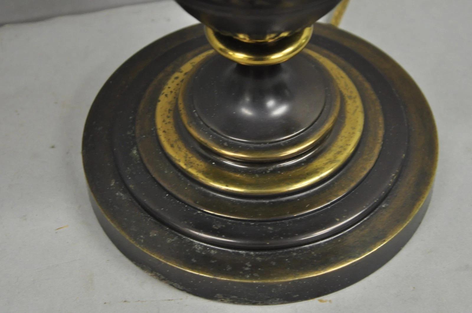 Antiguas Lámparas de Mesa Candelabro Figurales Romanas Neoclásicas Acabado Bronce - un Par en venta 2