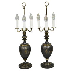 Paire de lampes de table candélabres figuratives antiques de style néoclassique romain en bronze