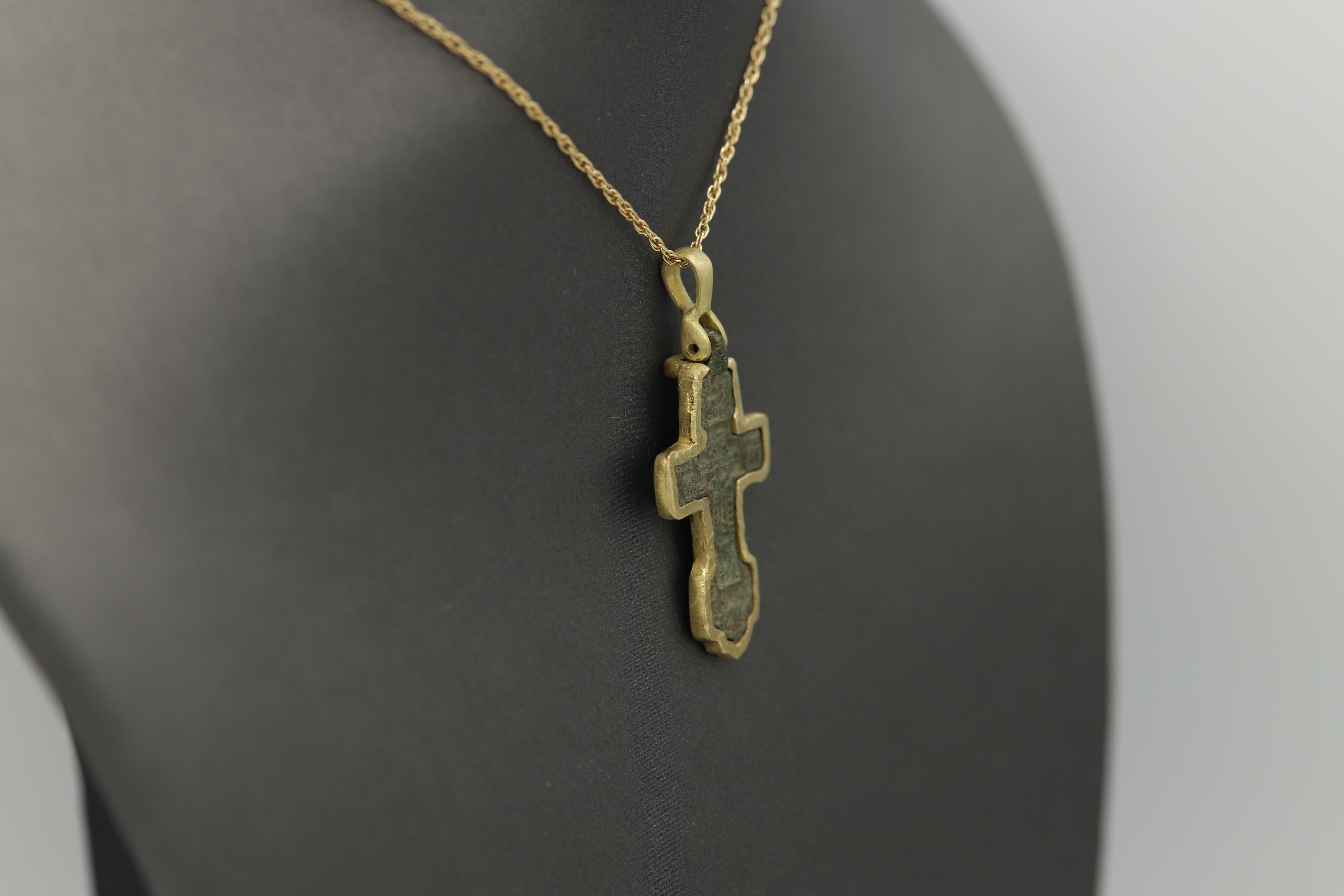 Vieille Croix sertie en or 18k
Estimation Bronze antique de la période byzantine
Serti à la main en Italie en or mat 18k
Taille approximative :  Hauteur de 1,5 pouce (35 mm)
Chaîne de 16 pouces gratuite incluse
Boîte cadeau incluse
en raison de son