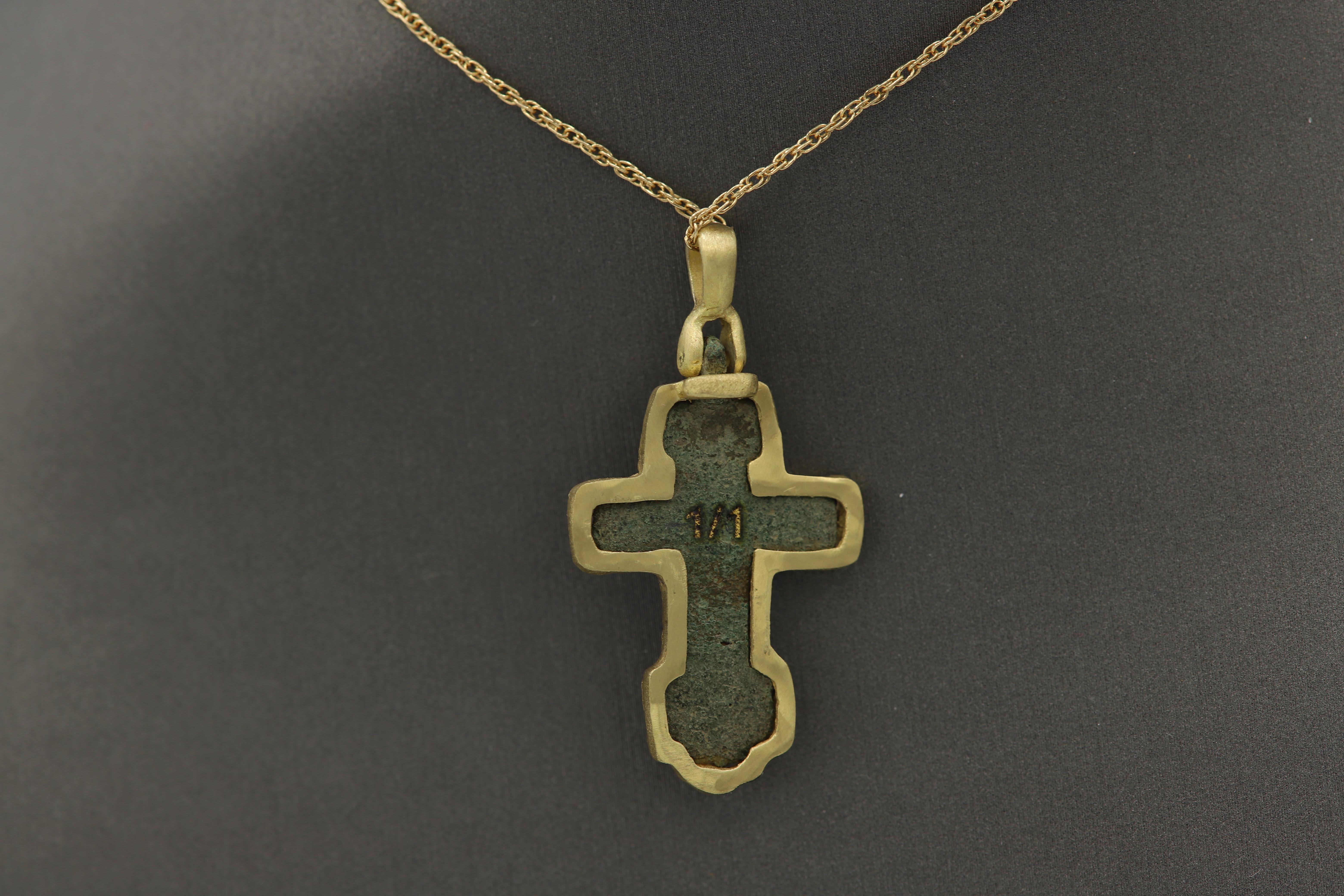 Byzantin Ancienne croix romaine Hand Made en or 18 carats en vente
