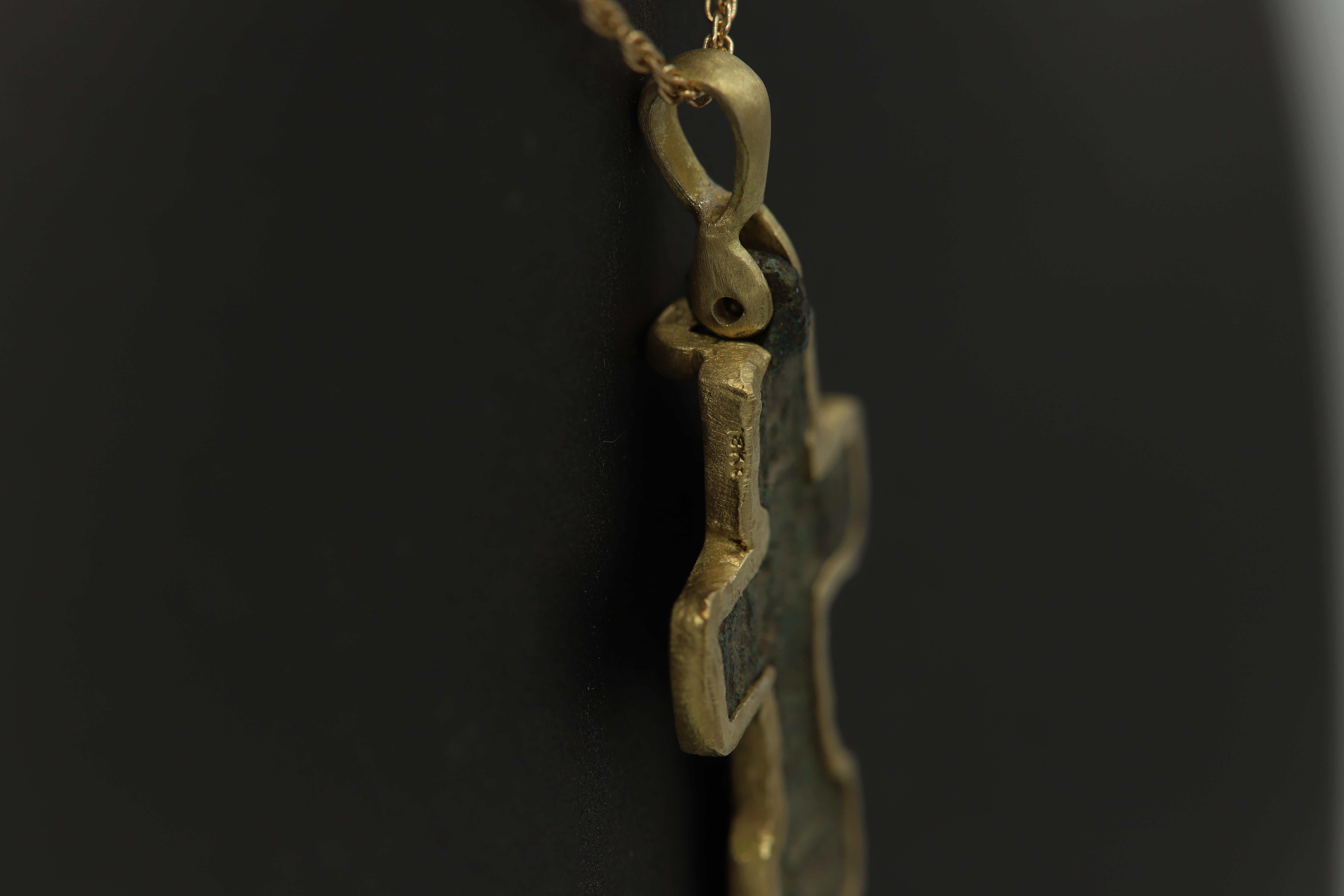 Ancienne croix romaine Hand Made en or 18 carats Neuf - En vente à Brooklyn, NY