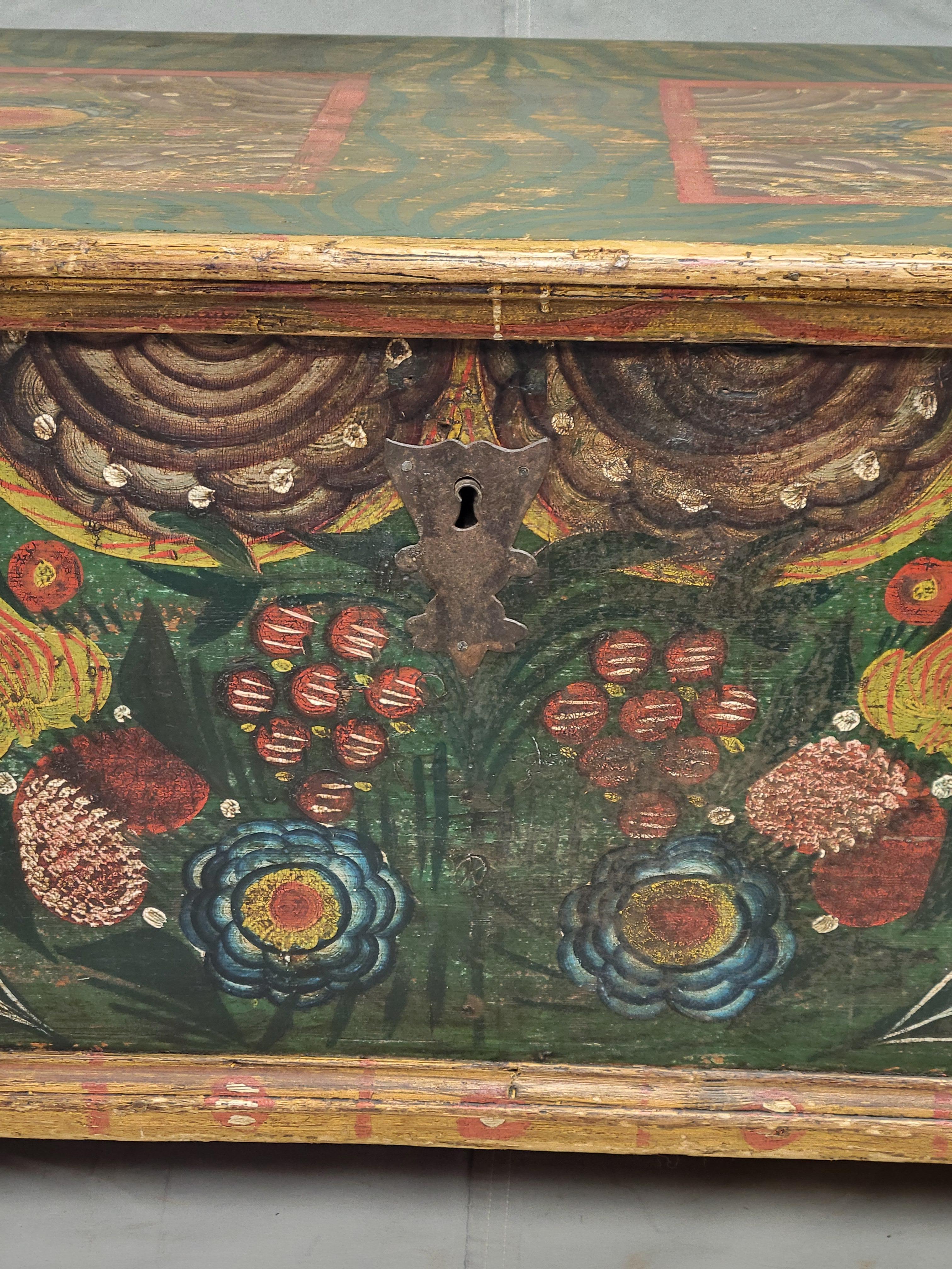 Artisanat Ancienne coffre à couvertures roumain en pin peint en vente