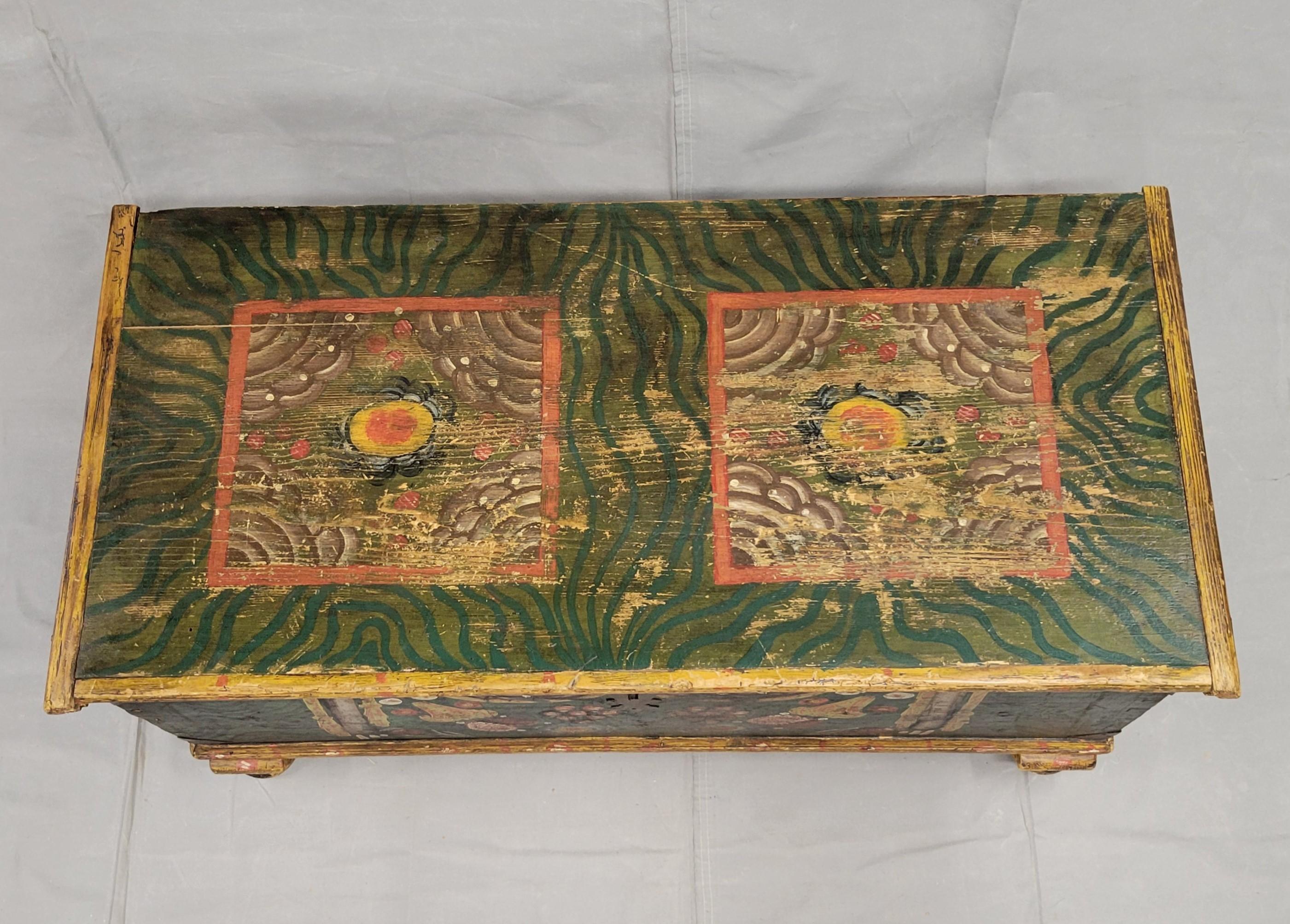 Fait main Ancienne coffre à couvertures roumain en pin peint en vente