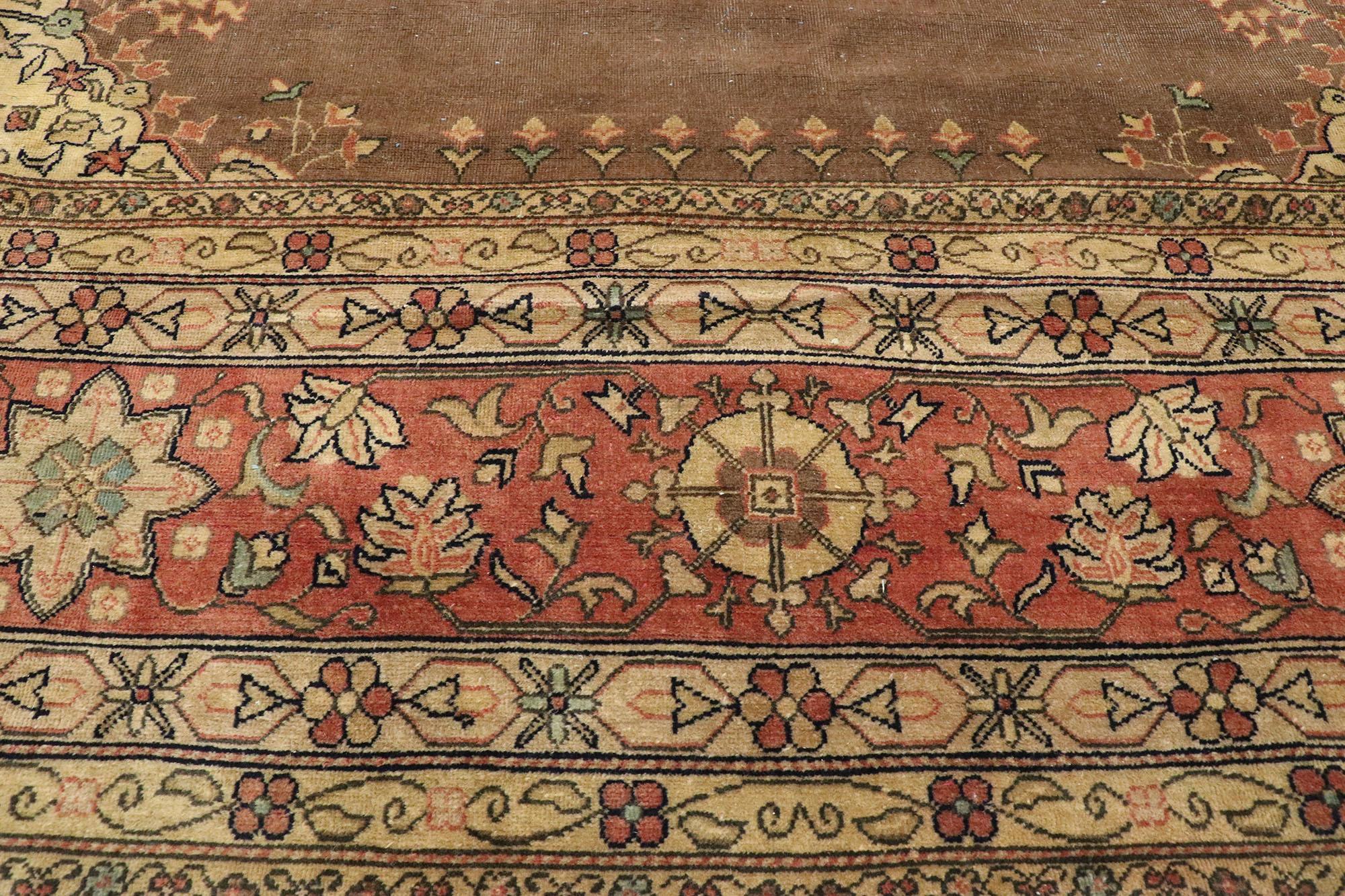 Antiker rumänischer Teppich in Palastgröße im rustikalen viktorianischen Stil (Rumänisch) im Angebot