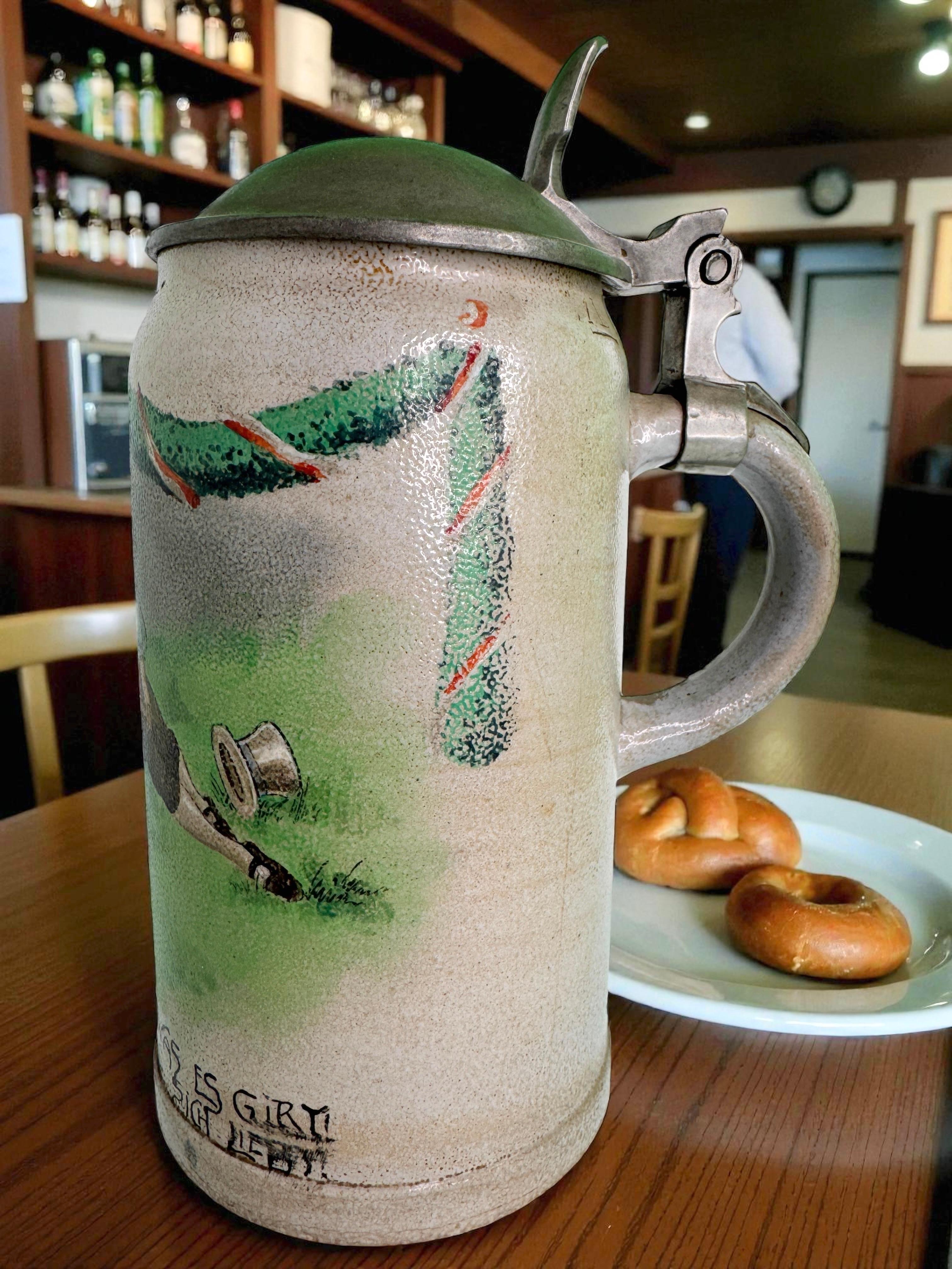 Ancien Stein à bière en grès de 1 litre avec couvercle, Scène romantique, Allemagne, années 1900 en vente 3