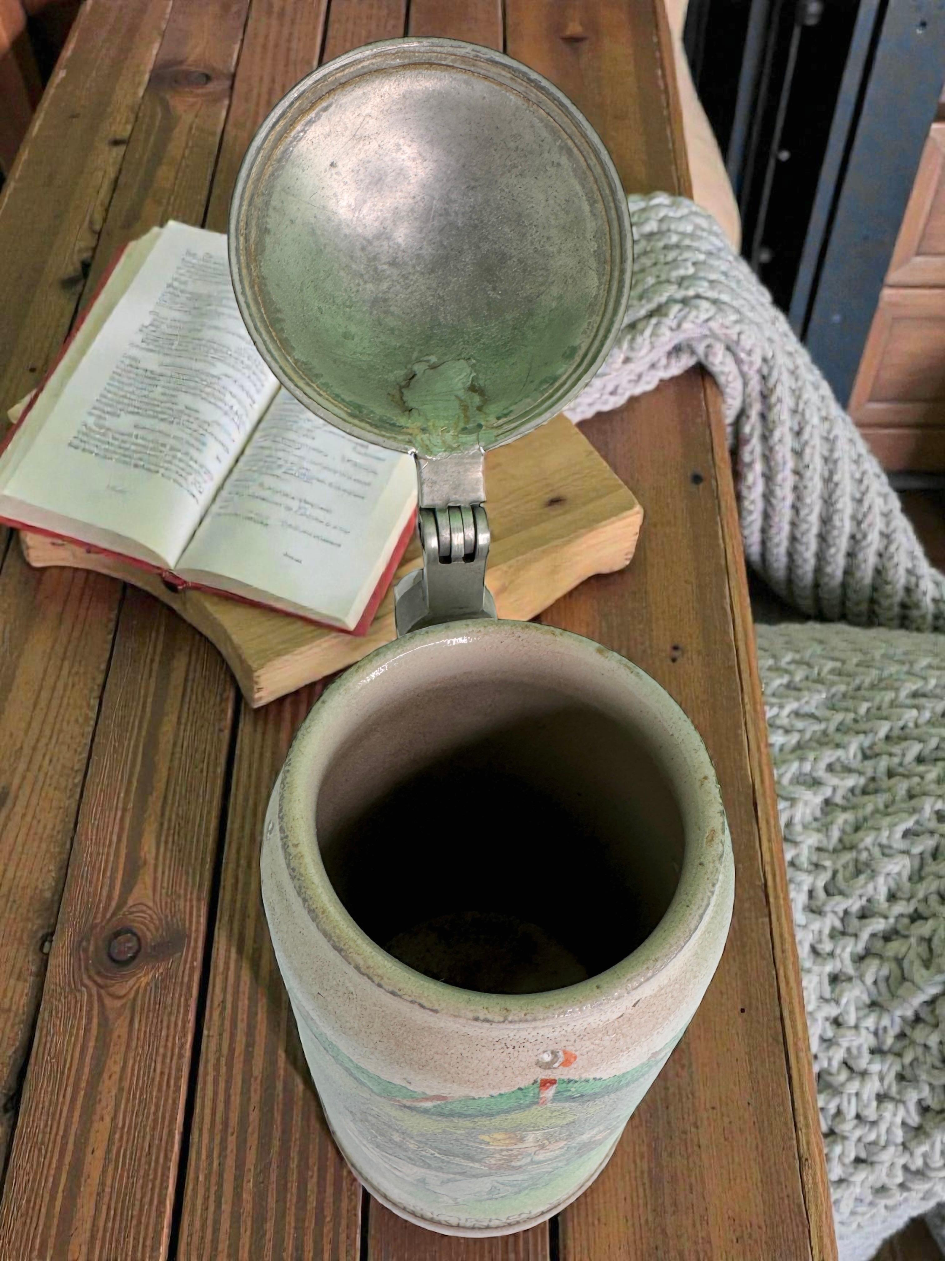 Ancien Stein à bière en grès de 1 litre avec couvercle, Scène romantique, Allemagne, années 1900 en vente 6