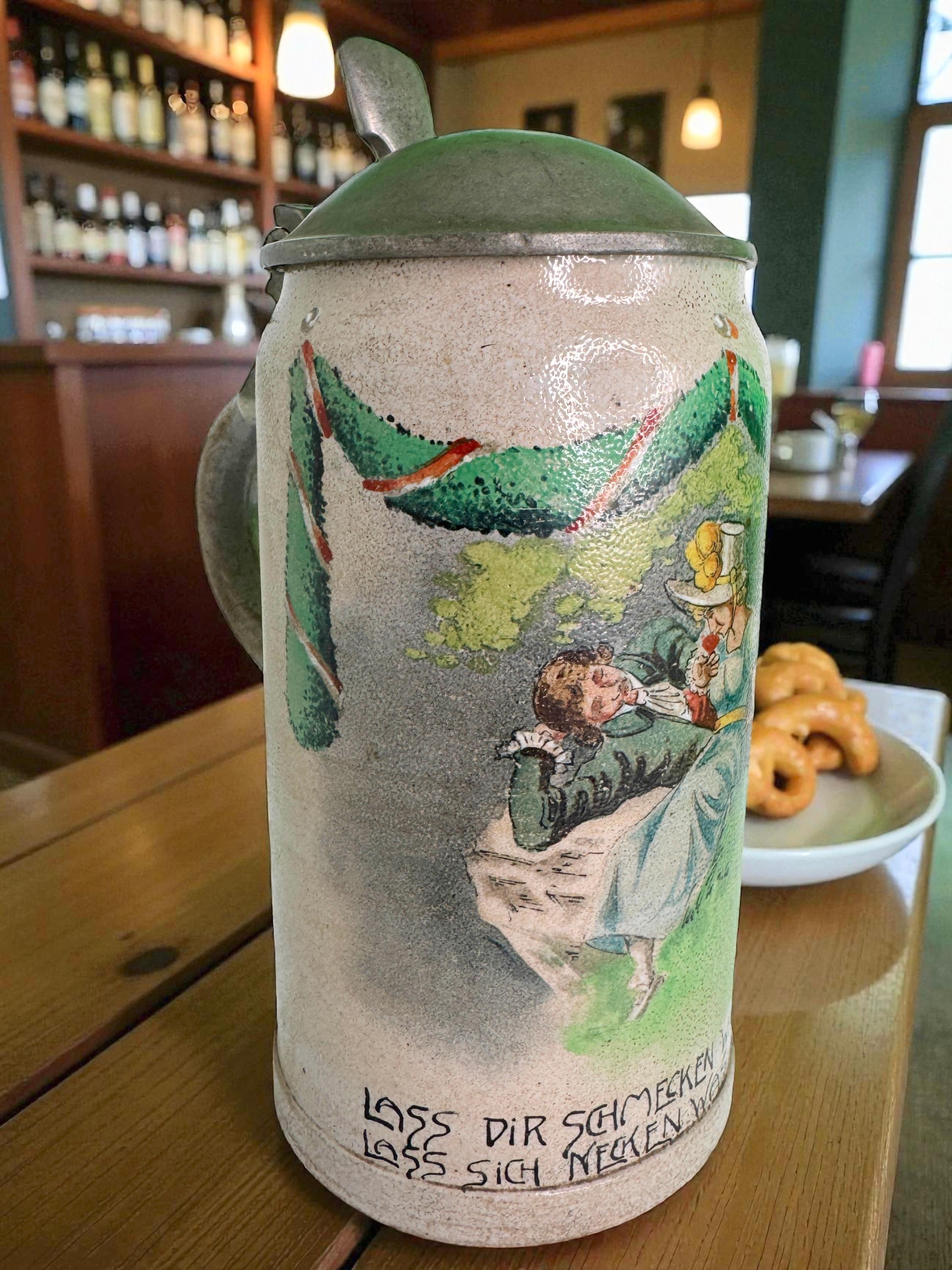 Ancien Stein à bière en grès de 1 litre avec couvercle, Scène romantique, Allemagne, années 1900 en vente 8