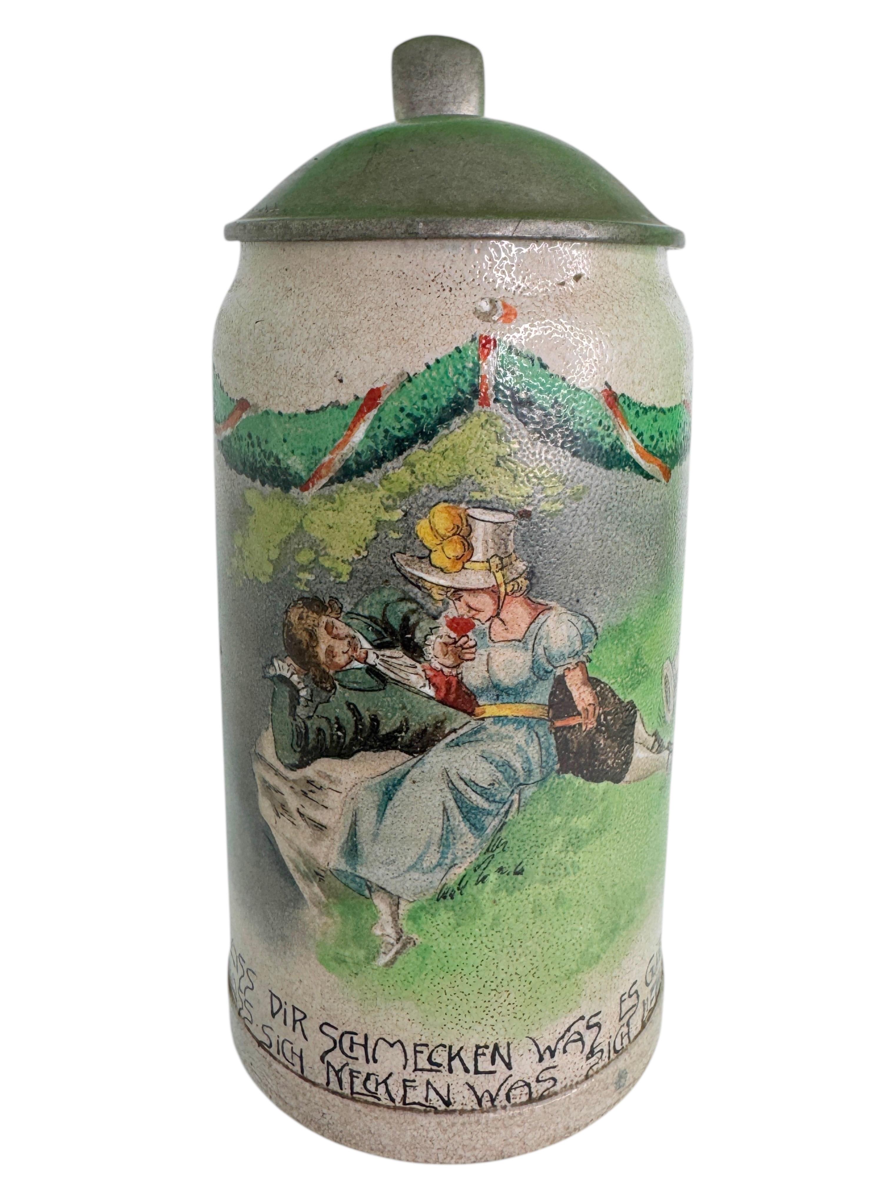 Ce magnifique stein à bière allemand de 1 litre présente un motif de scène romantique, rendu avec des détails fins et des couleurs riches typiques de l'artisanat européen traditionnel des steins. Fabriqué en Allemagne, il présente des éléments de