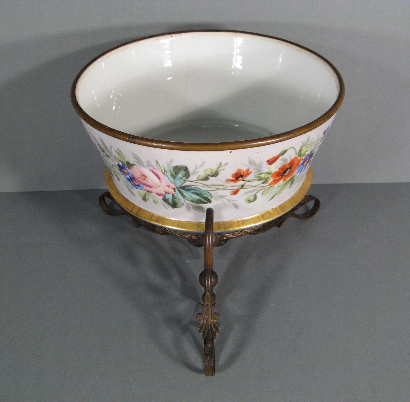 Antique Romantic Style Fruit Coupe in Painted Porcelain with Brass Mount - 1Y133 In Good Condition In Bordeaux, FR