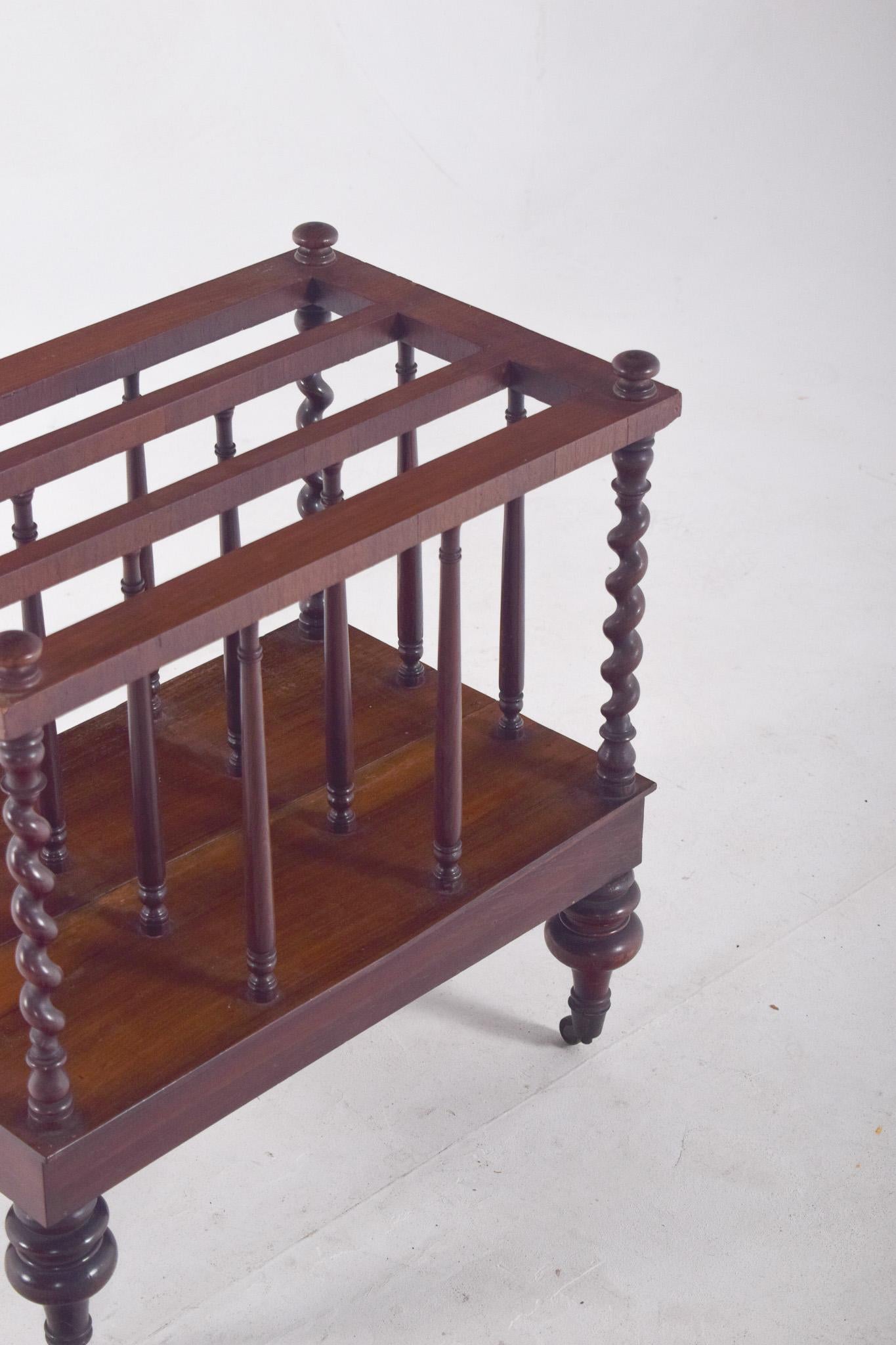 Antique Romantic Wood Magazine Rack In Good Condition For Sale In Lisboa, Lisboa