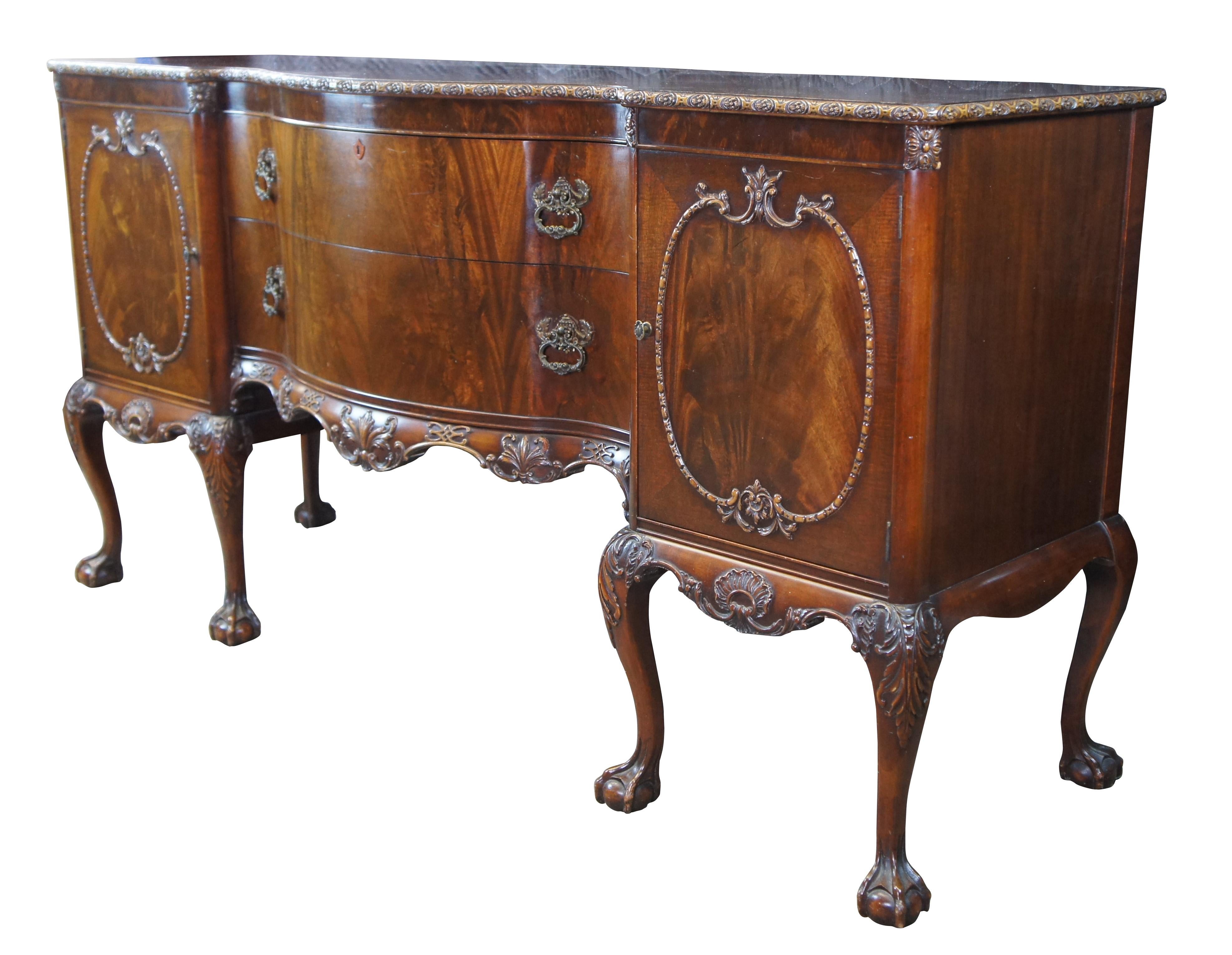 Aparador de estilo Chippendale / Georgiano inglés de principios del siglo XX, de Romweber Industries. Circa 1920s.  Fabricado en caoba con un frente de arco serpenteante con un bello borde tallado sobre superficies de mueble / cajón de caoba