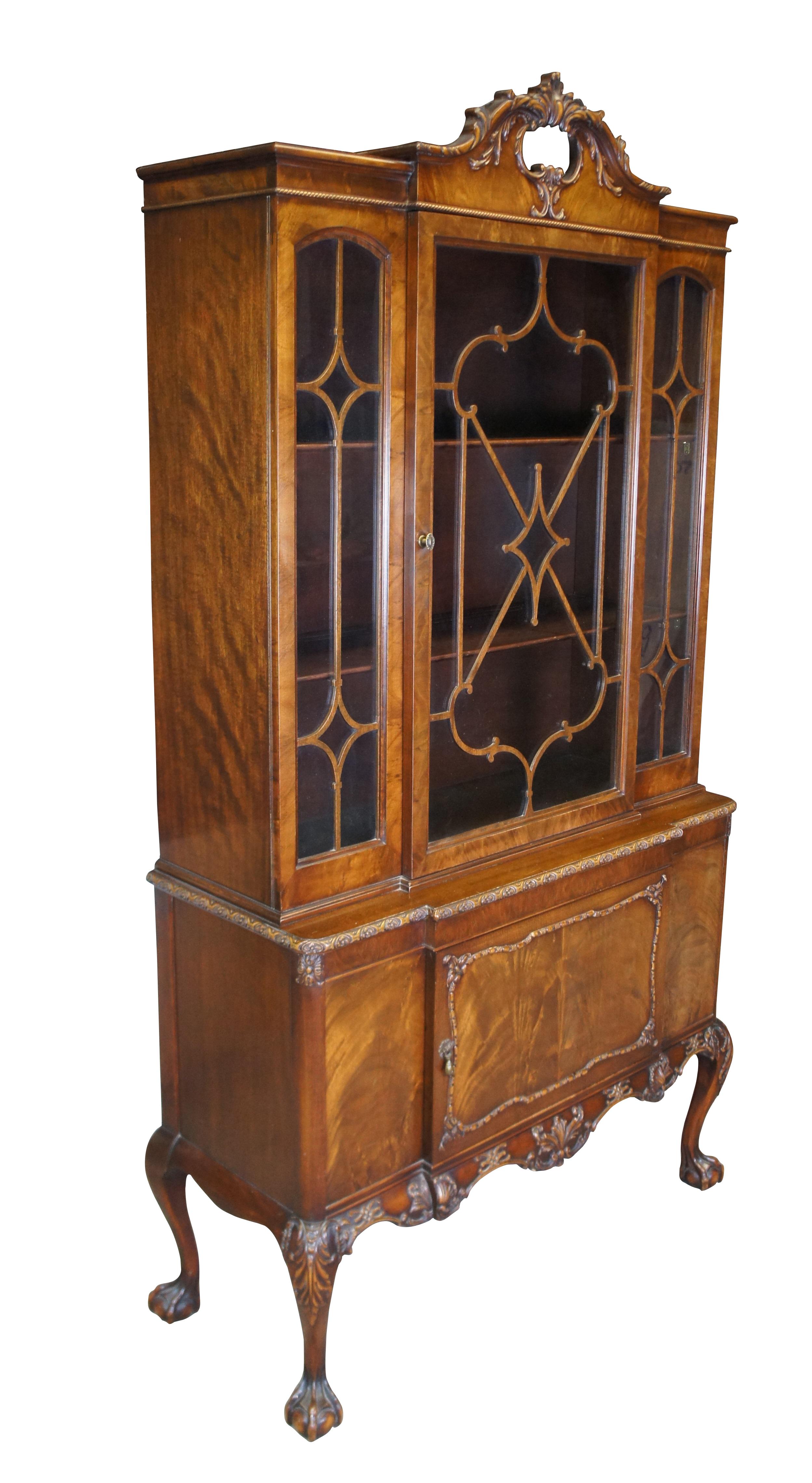 Chippendale anglais du début du 20e siècle / style géorgien, huche à porcelaine / Curio / Vitrine par Romweber Industries. Circa les années 1920.  Fabriqué en acajou, ce meuble présente une forme gracieuse avec des tabliers sculptés et festonnés. 