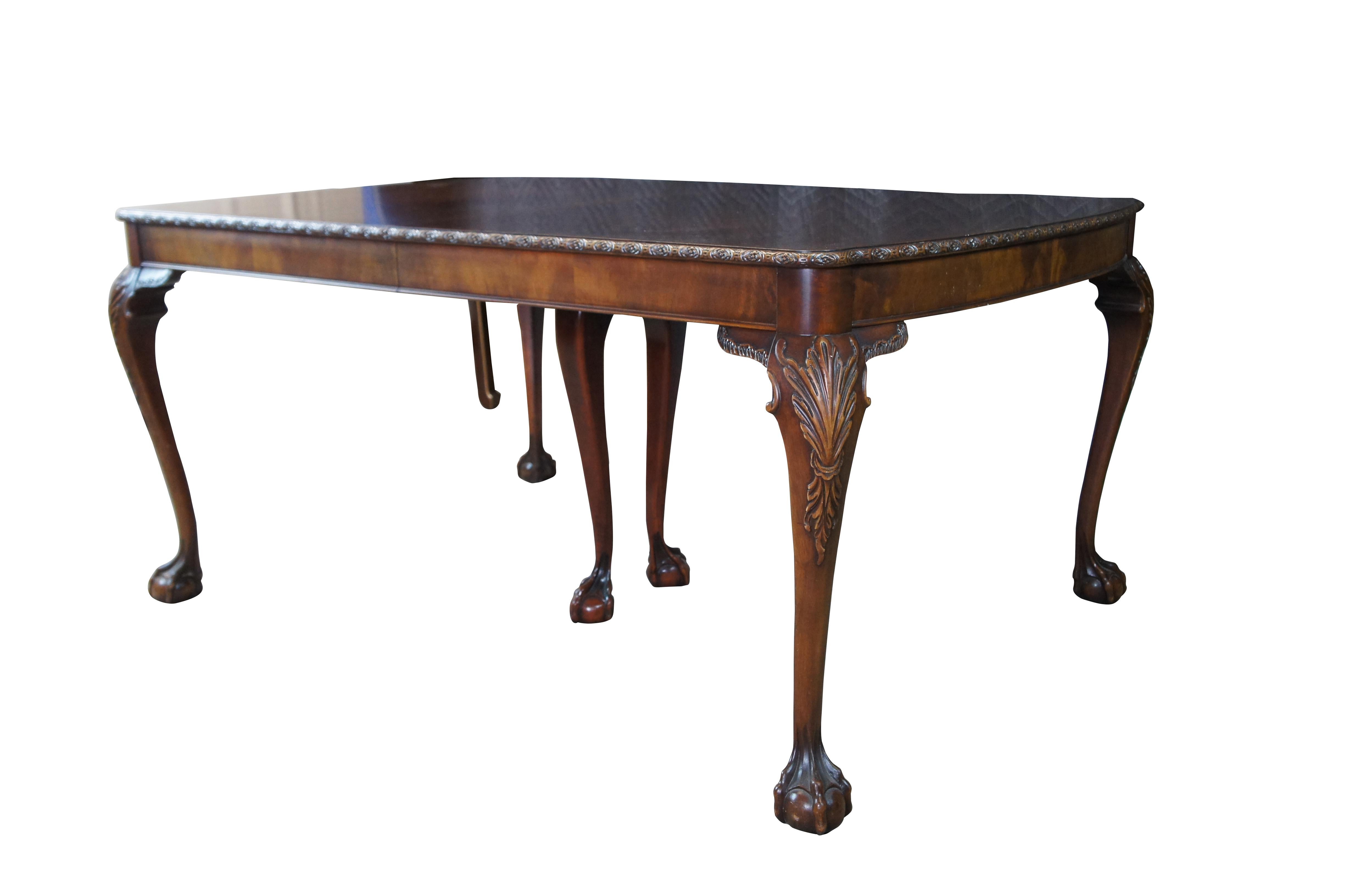 Table de salle à manger ou de petit déjeuner de style Chippendale / Géorgien du début du 20e siècle par Romweber Industries. Circa les années 1920.  Fabriqué en acajou avec un magnifique bord sculpté sur un tablier en acajou.  La table est soutenue