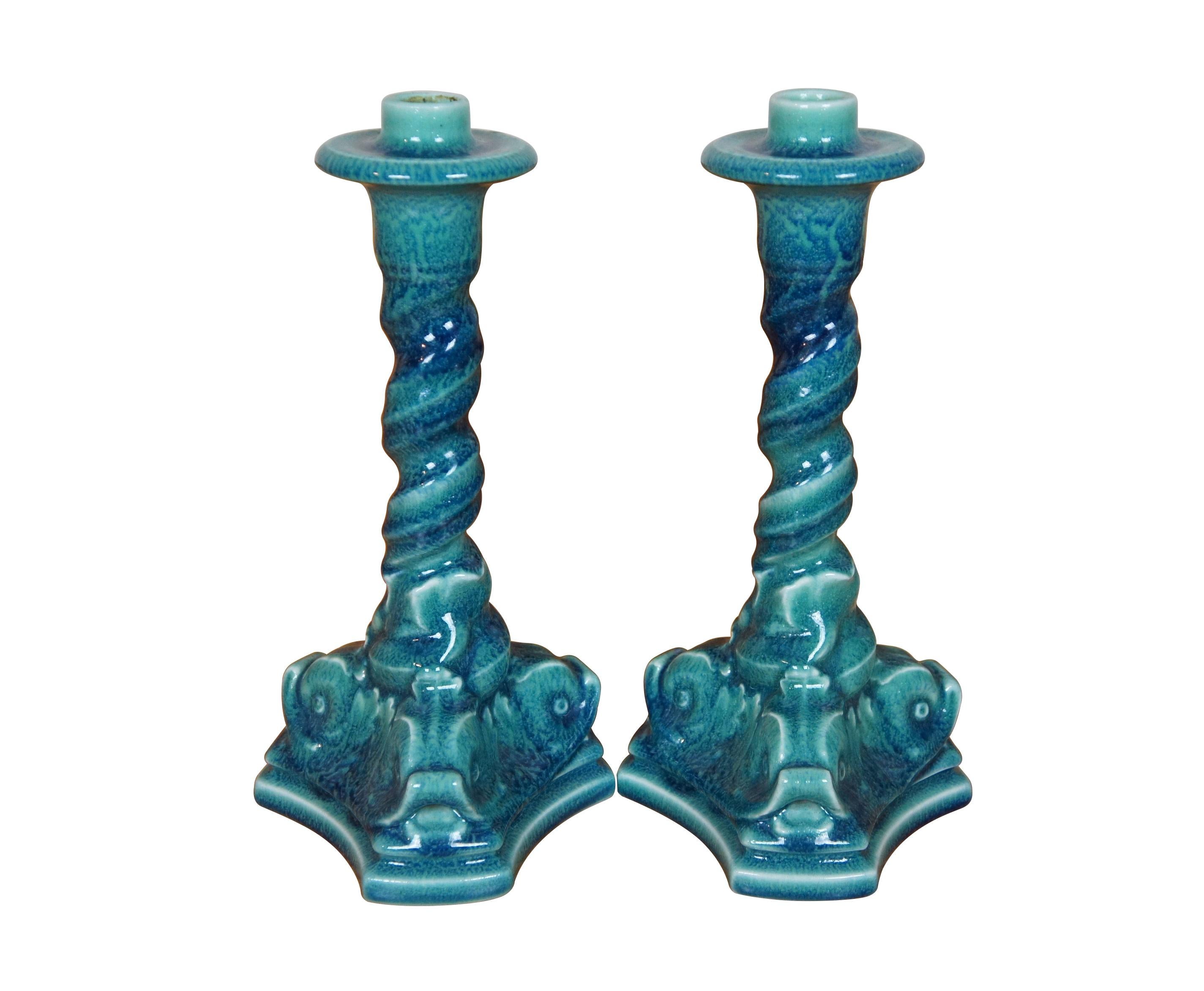 Antike Rookwood Kerzenhalter oder Kerzenständer mit einem Gerste verdreht Design und dreieckige Basis mit Delphinen / Delphine in einem scharfen blau / türkis Glasur.  Circa 1921.  Form 2464.

Abmessungen:
5,75