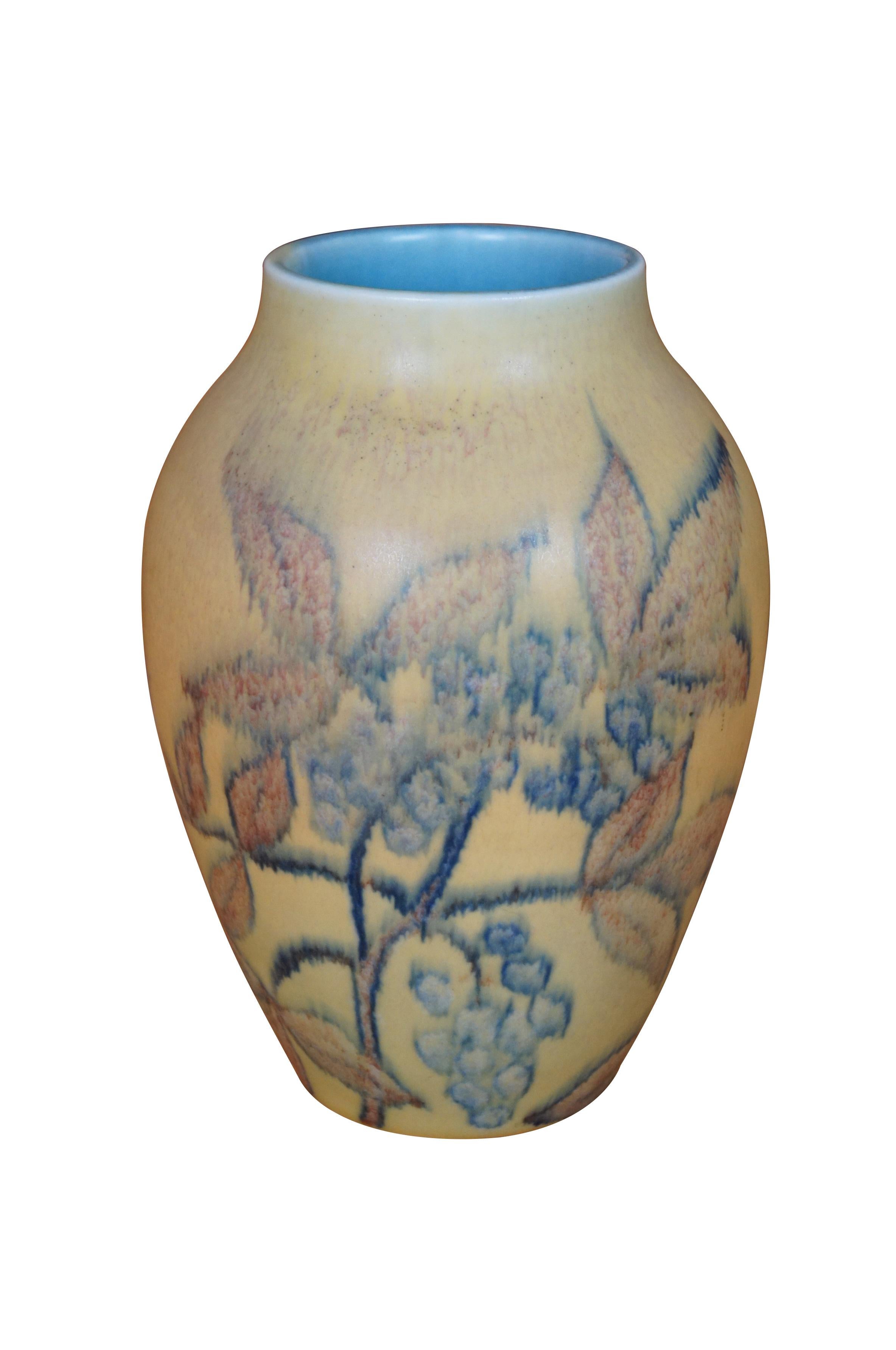 Antico vaso da camino o urna Rookwood Jensen con smalto opaco a tema floreale.  Marcato 1929 XXIX sulla base con la forma 604 DD, firmato con una J circondata da ali.

Jacob Jensen (1928-1948)
Jensen Jacob Jensen nacque a Fynen, Jutland, Danimarca