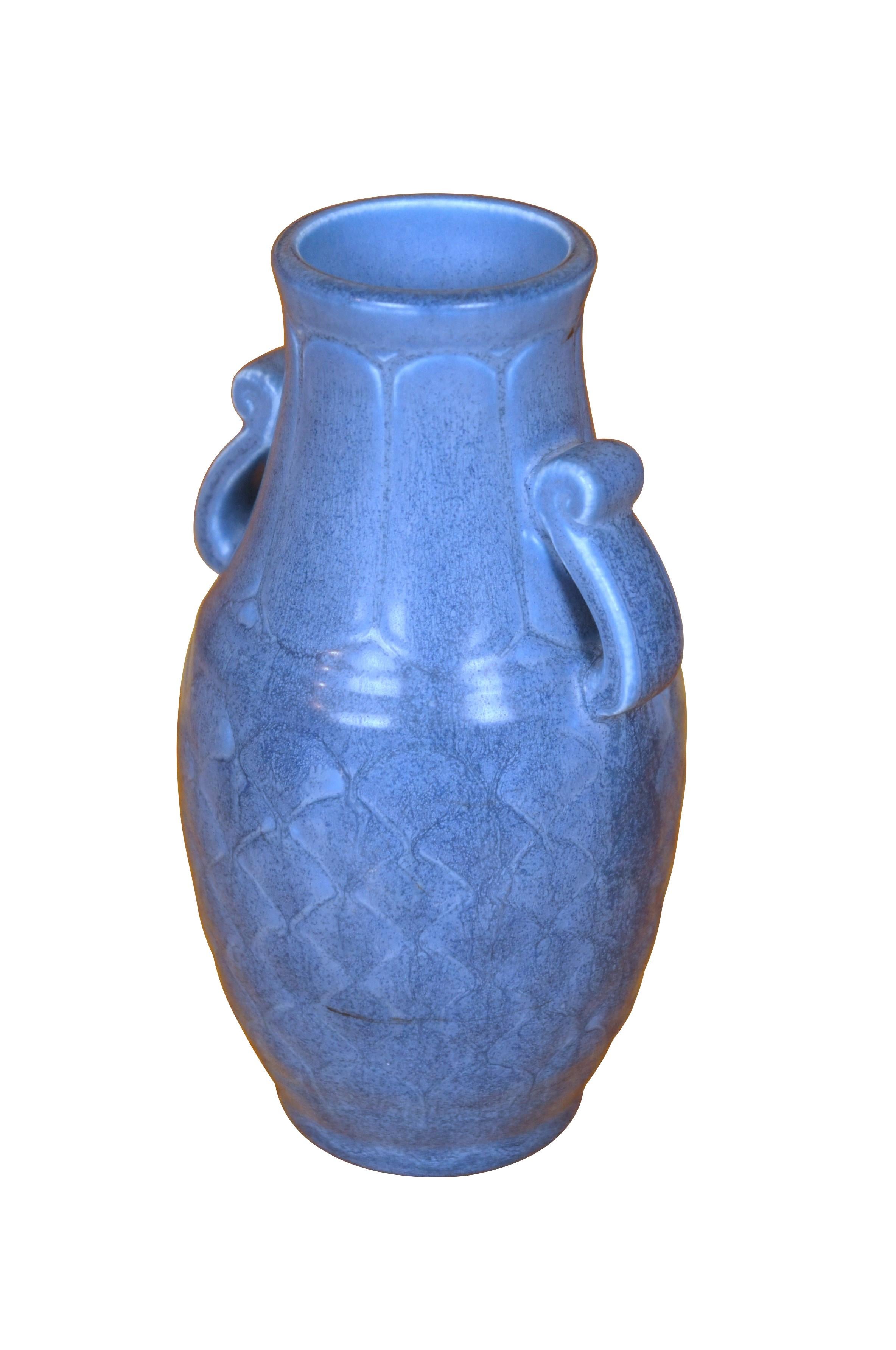 Vaso di gemme Art Deco Rookwood con motivo a intreccio e manici.  Circa 1930.  Forma 6096.

Dimensioni:
3,75