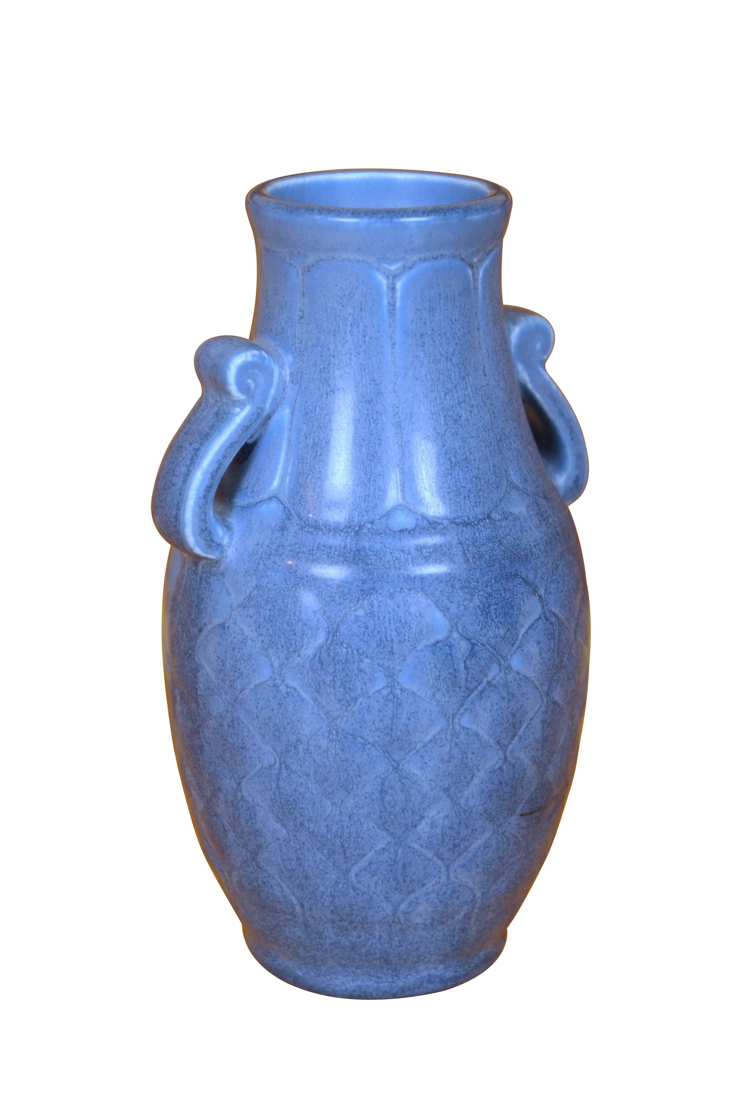 Art Déco Rookwood Art Deco 1930 XXX 6096 Vaso con manico a trama di cesto blu opaco 6
