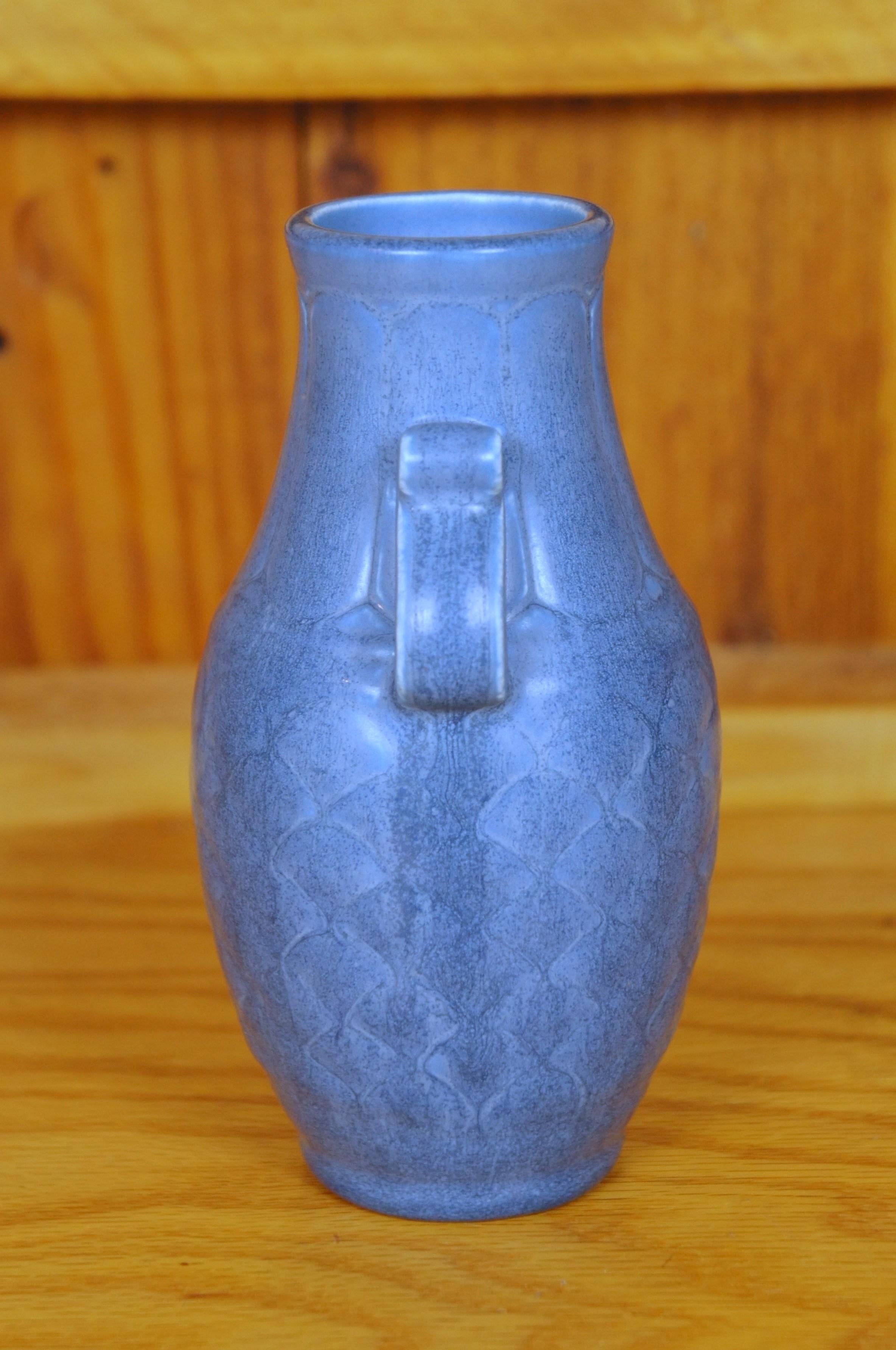 Rookwood Art Deco 1930 XXX 6096 Vaso con manico a trama di cesto blu opaco 6