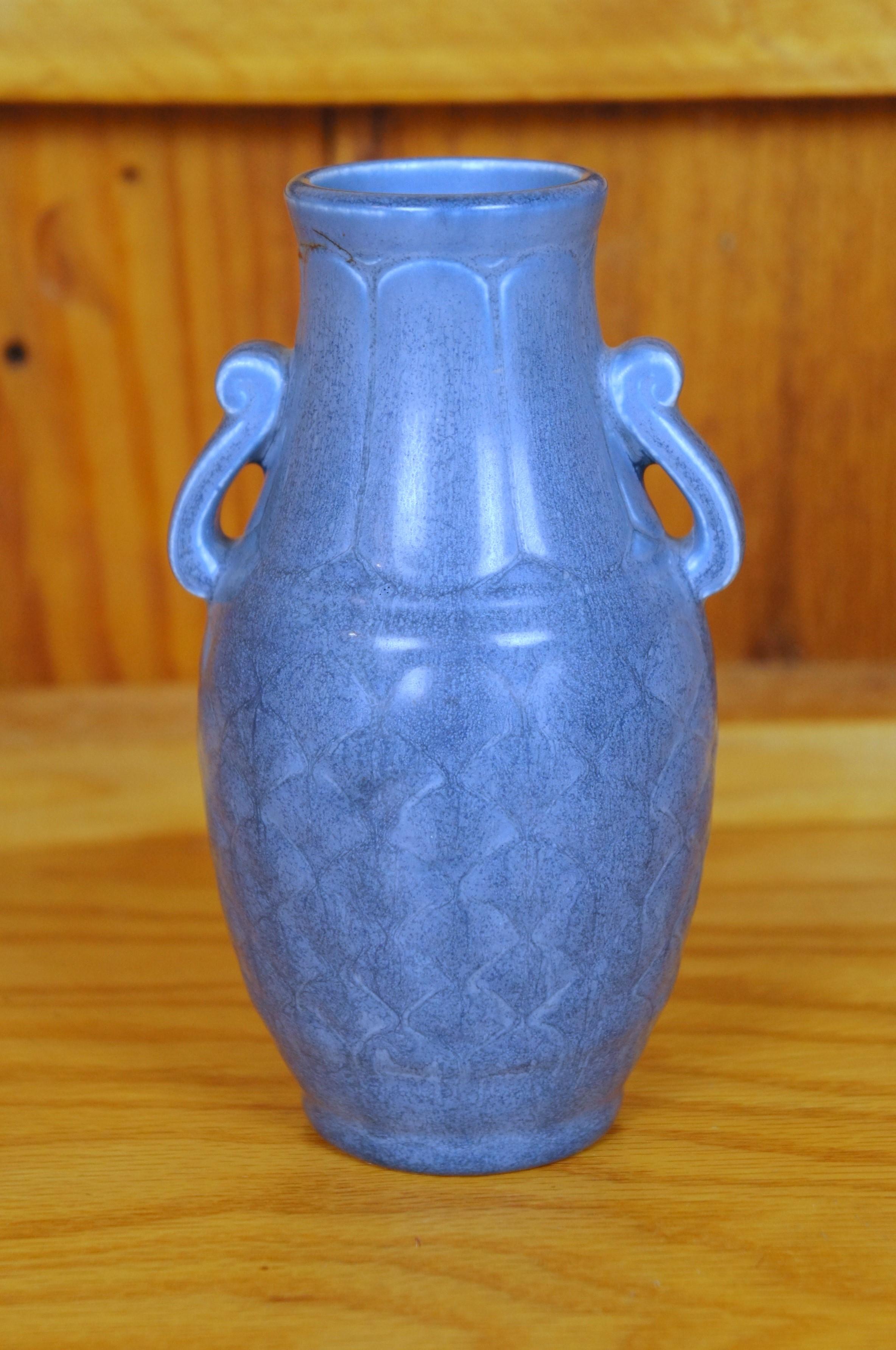 Metà XX secolo Rookwood Art Deco 1930 XXX 6096 Vaso con manico a trama di cesto blu opaco 6