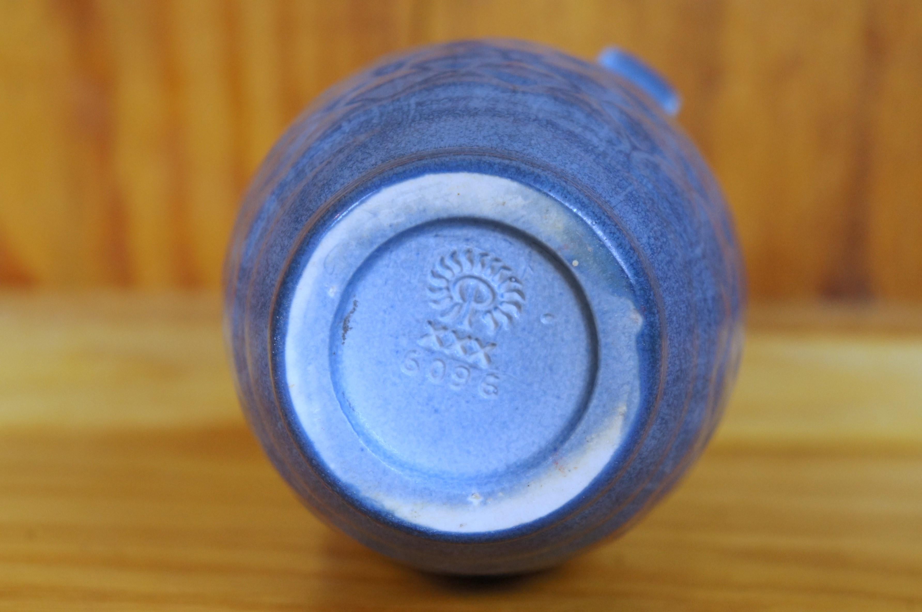 Rookwood Art Deco 1930 XXX 6096 Vaso con manico a trama di cesto blu opaco 6