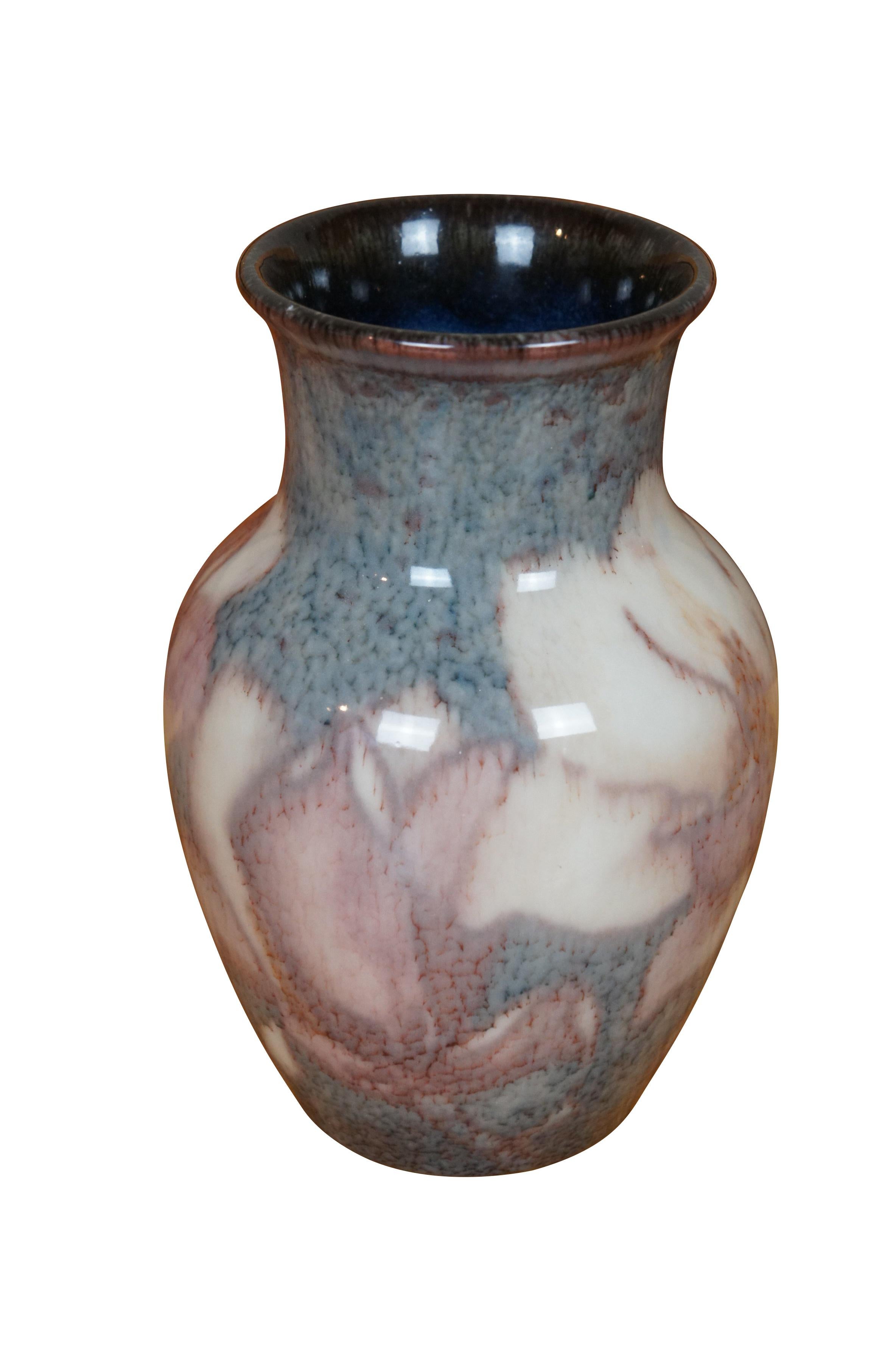 Antico vaso a bocciolo Rookwood 1933 XXXIII S - Dimostrazione speciale con smalto Vellum blu e rosa e motivo floreale.

Jacob Jensen (1928-1948)

Dimensioni:
5