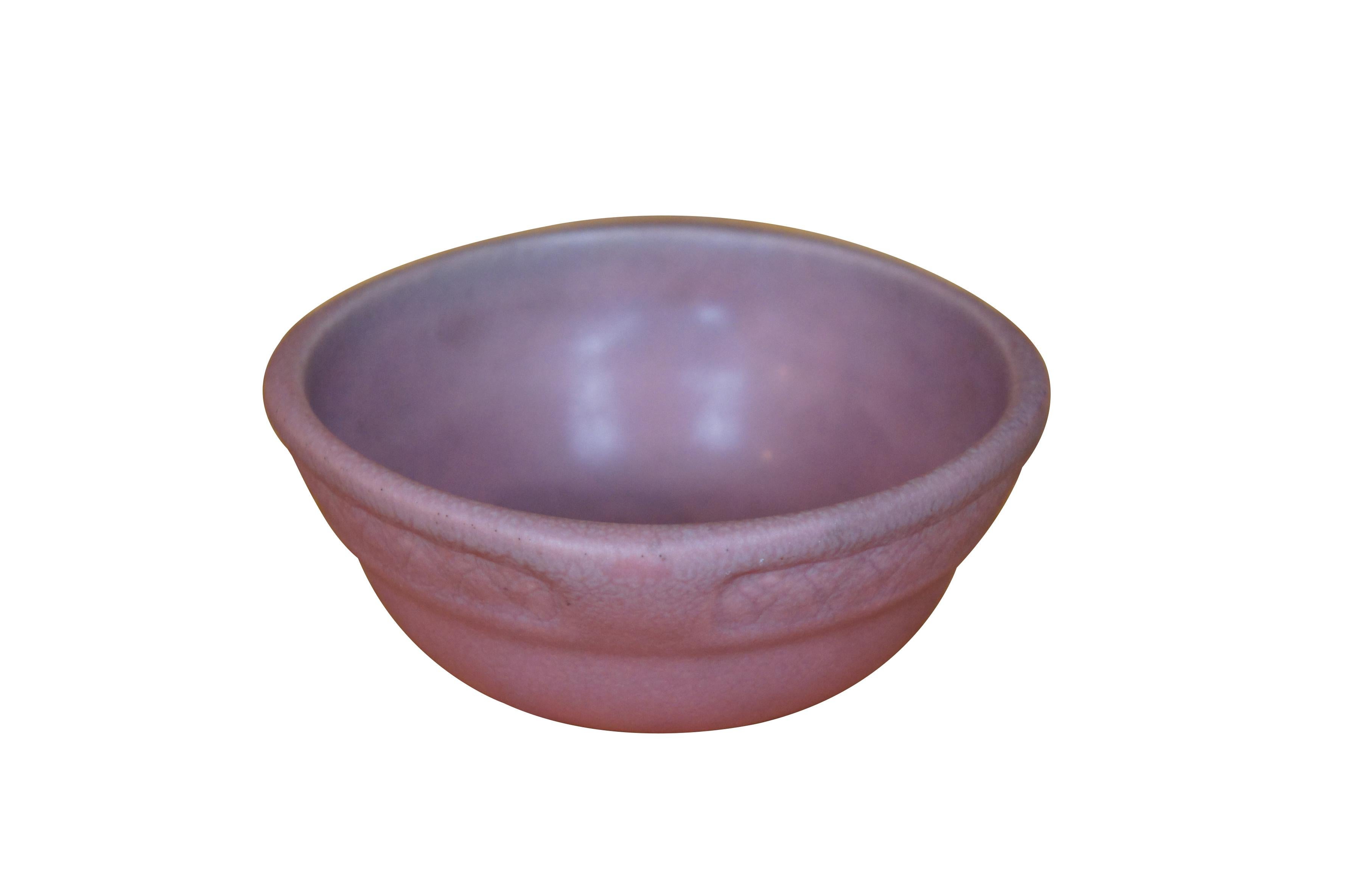 Antiguo plato de cambio / cuenco bajo / compota Rookwood de estilo Art Decó con esmalte mate magenta / lavanda / rosa / morado.  Circa 1923 XXIII.  Forma 1190.

Dimensiones:
5