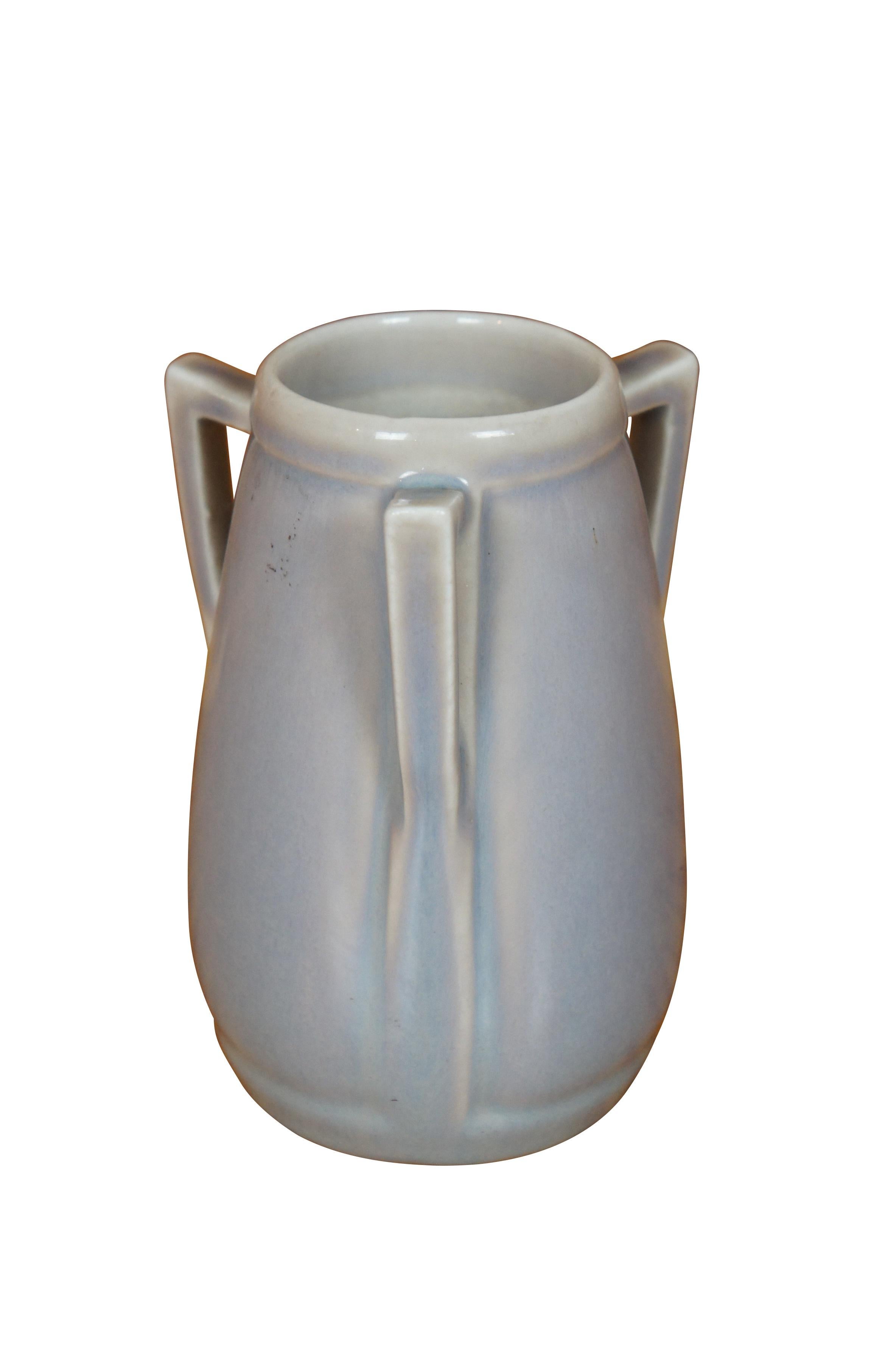 Antico vaso a bocciolo di Rookwood in stile Art Déco con tre manici, rifinito con uno smalto color lavanda.

Dimensioni:
3,5