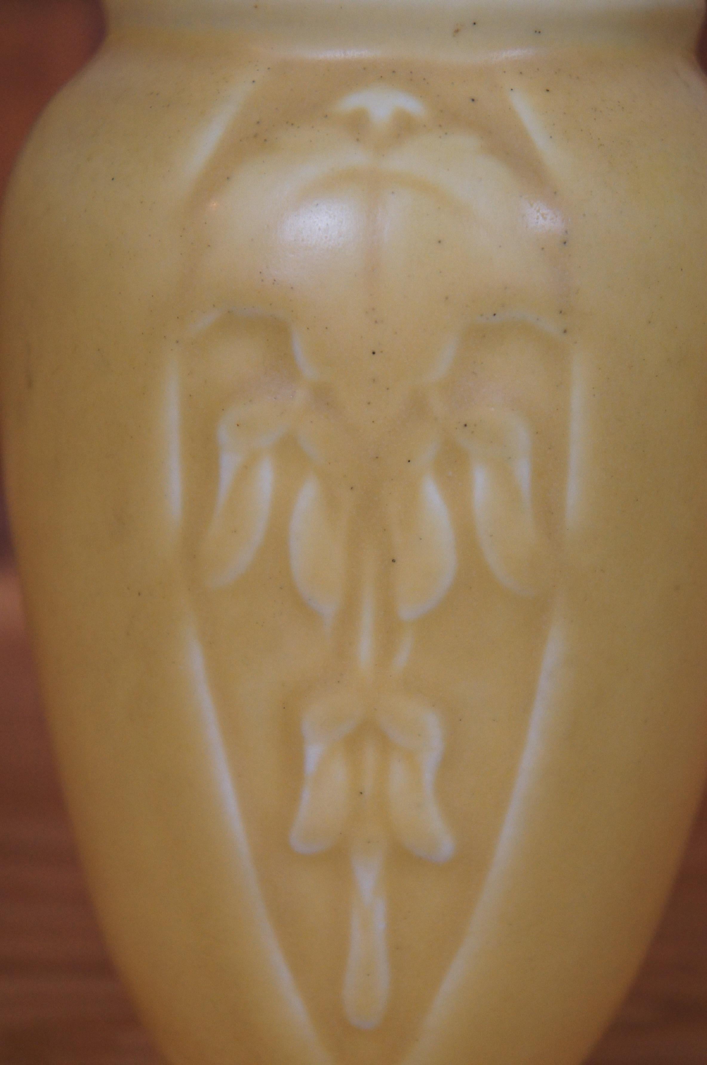 1931 Rookwood Art Deco XXXI Gelbe matte mundgeblasene Herzvase 5,5