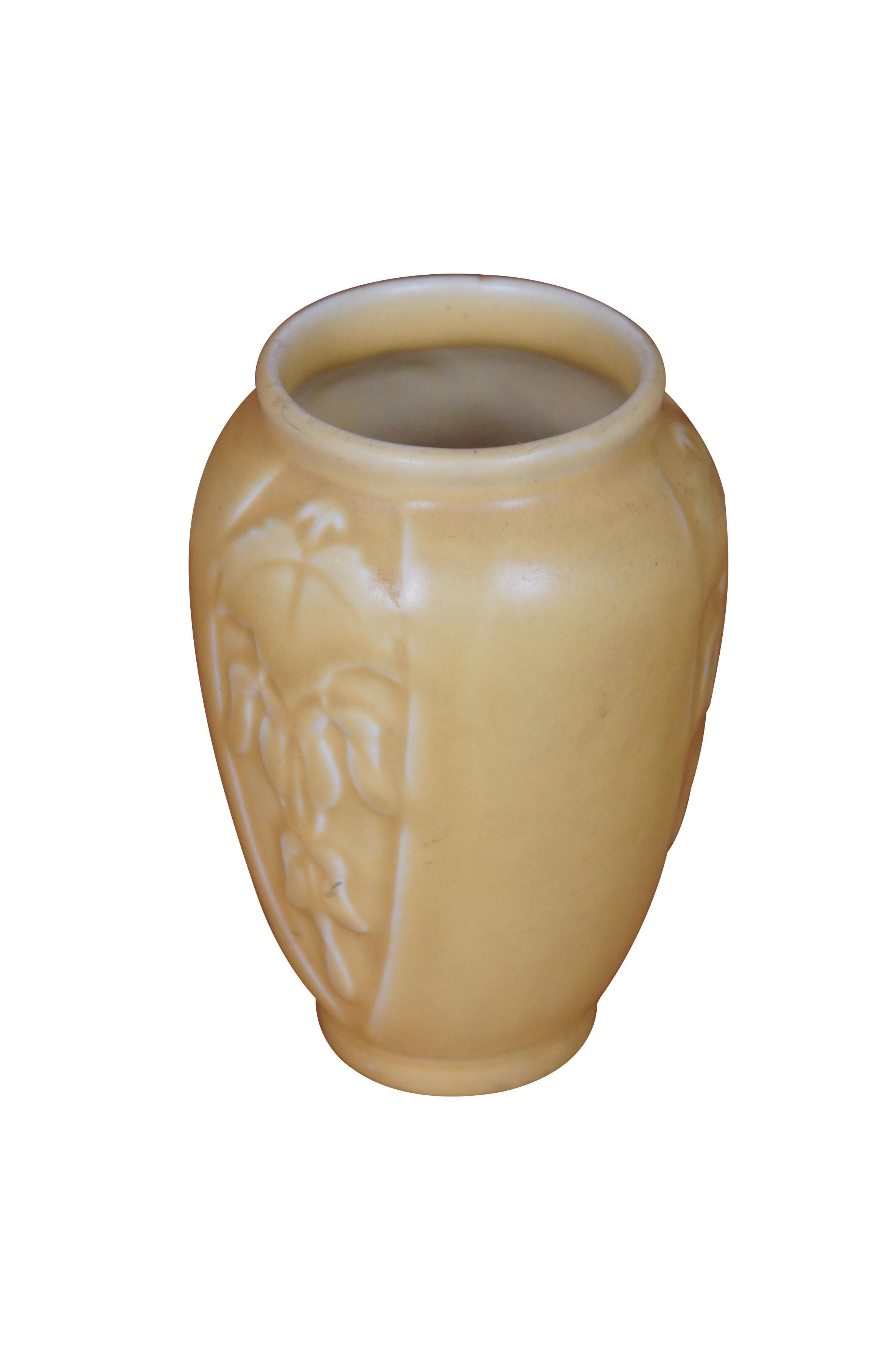 Antike Rookwood Art Deco geschnitzt / geprägt blutenden Herzen Knospe Vase mit einer matten gelben Glasur - 1931 XXXI

Abmessungen:

3,5