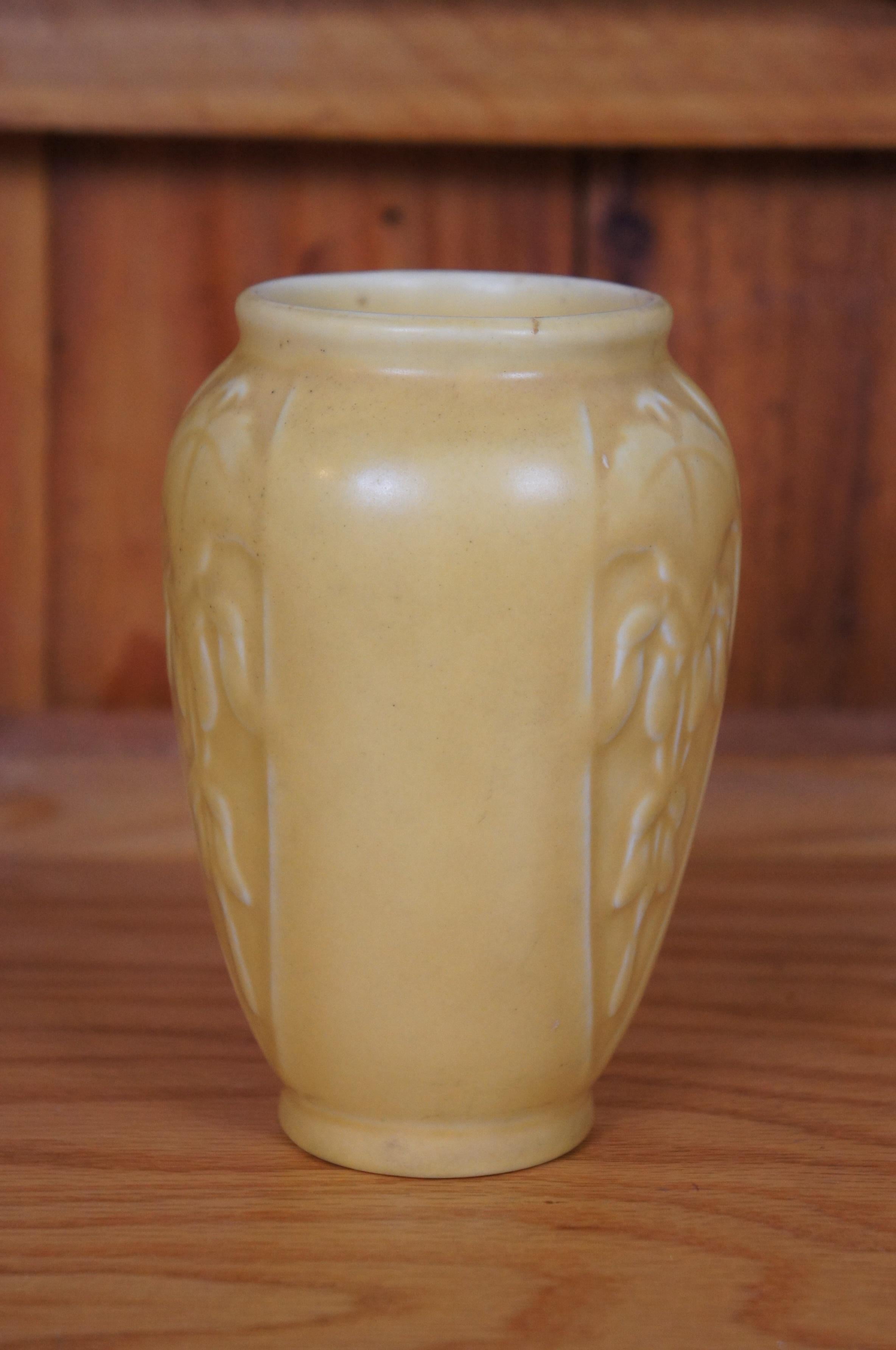 1931 Rookwood Art Deco XXXI Gelbe matte mundgeblasene Herzvase 5,5