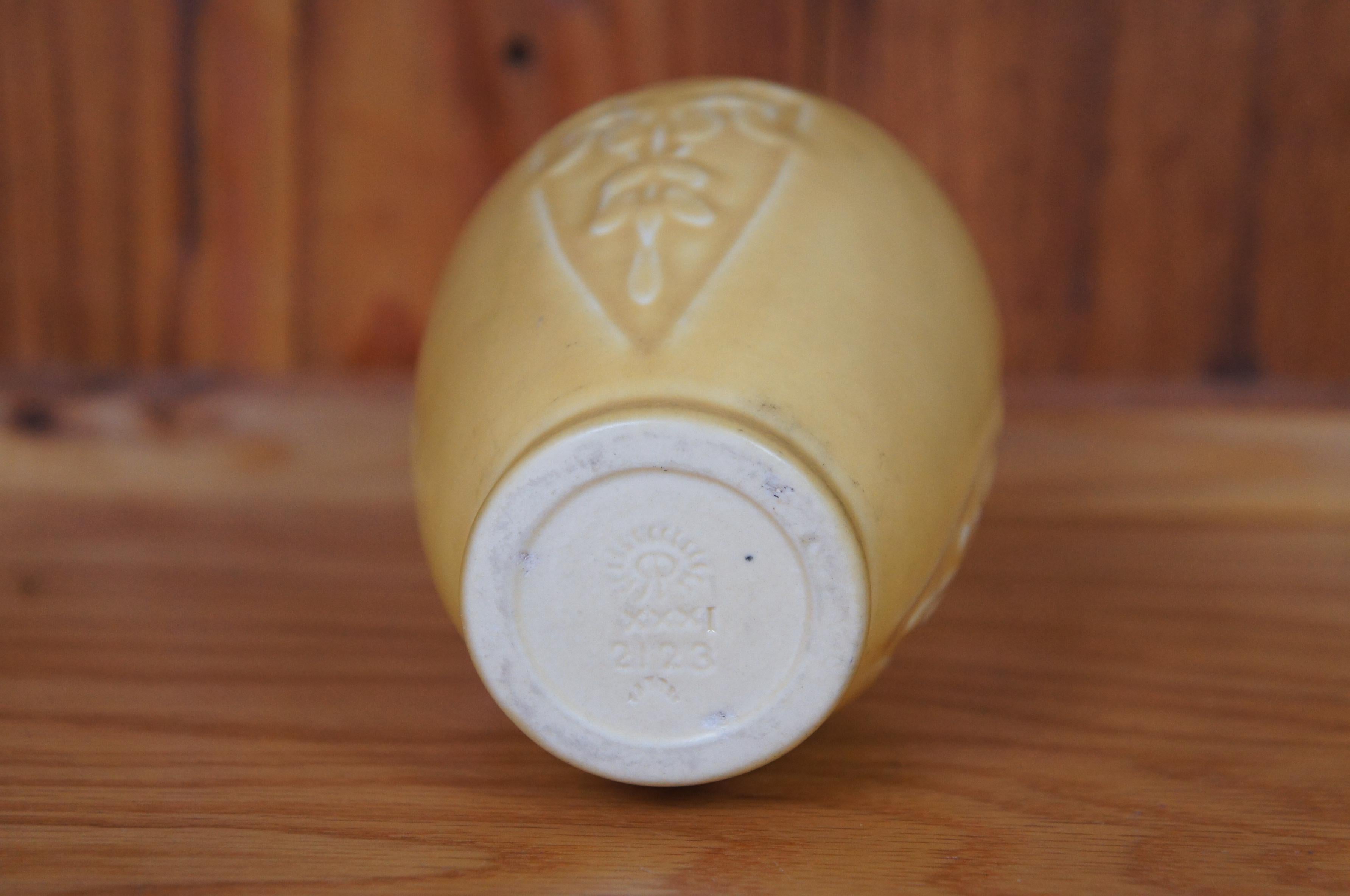 1931 Rookwood Art Deco XXXI Gelbe matte mundgeblasene Herzvase 5,5