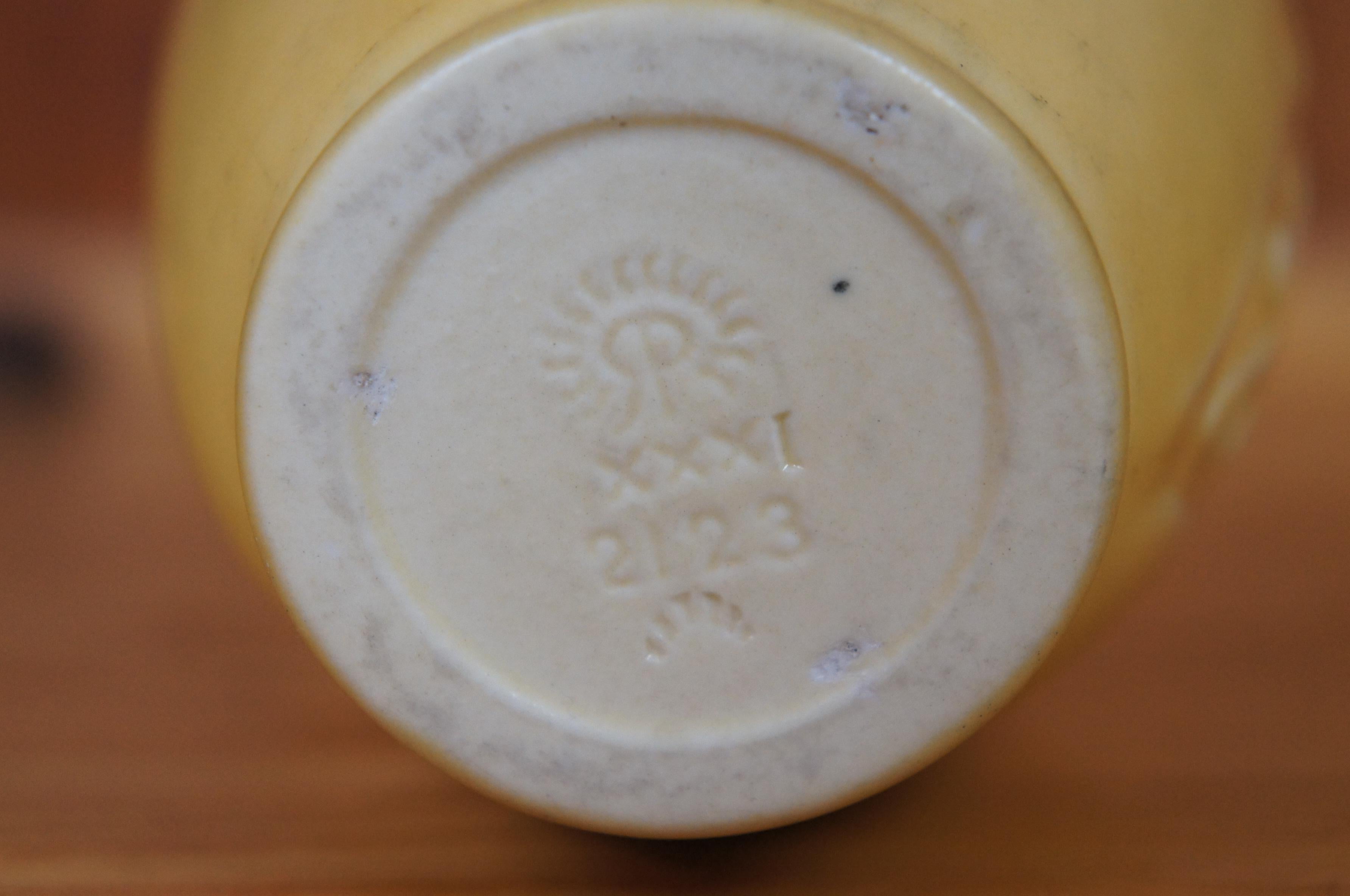 1931 Rookwood Art Deco XXXI Gelbe matte mundgeblasene Herzvase 5,5