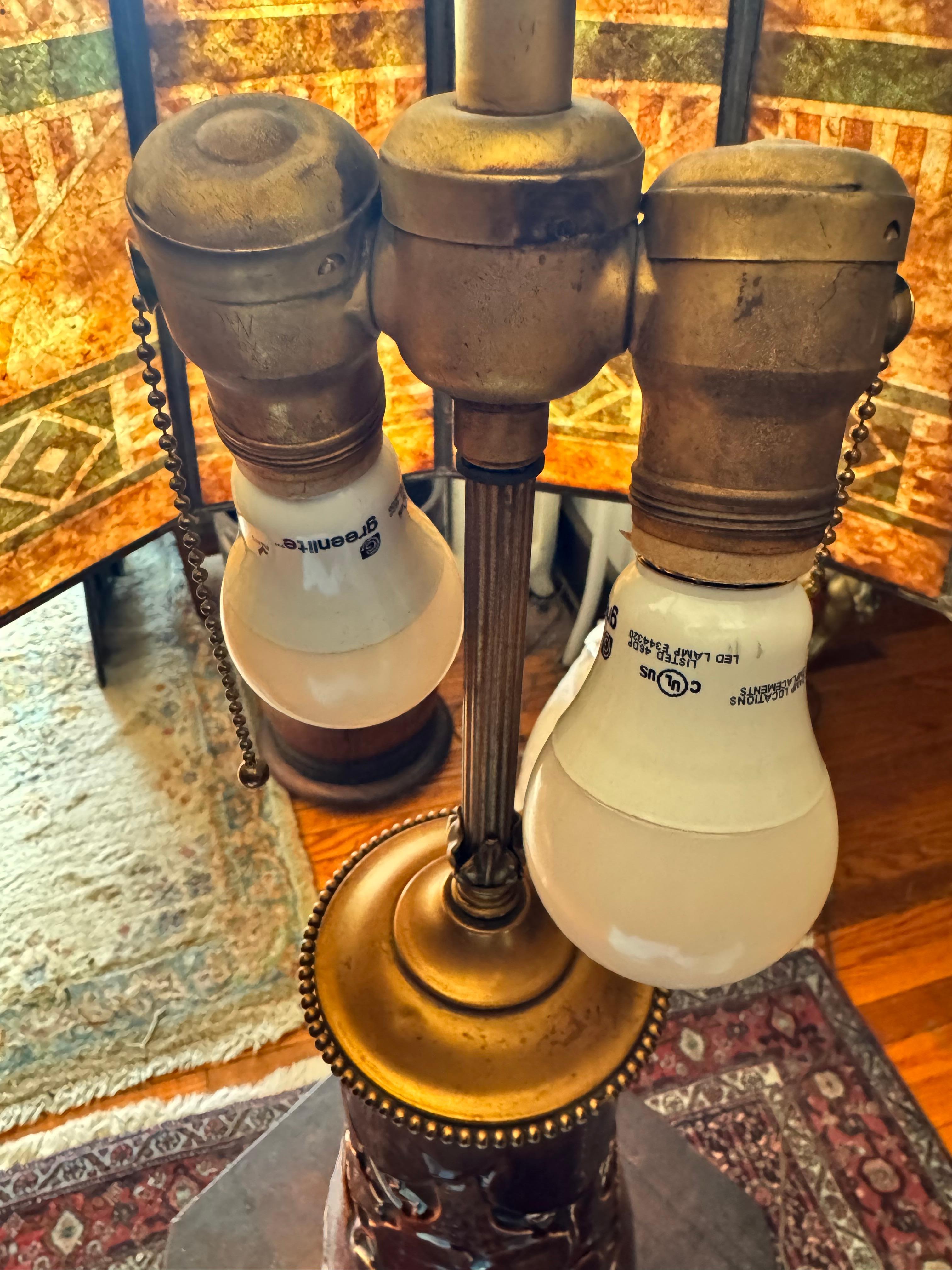 Céramique Antique  ROOKWOOD  Lampe de table en poterie d'art avec abat-jour en mica -  VENTE à 30 %  W5626 en vente