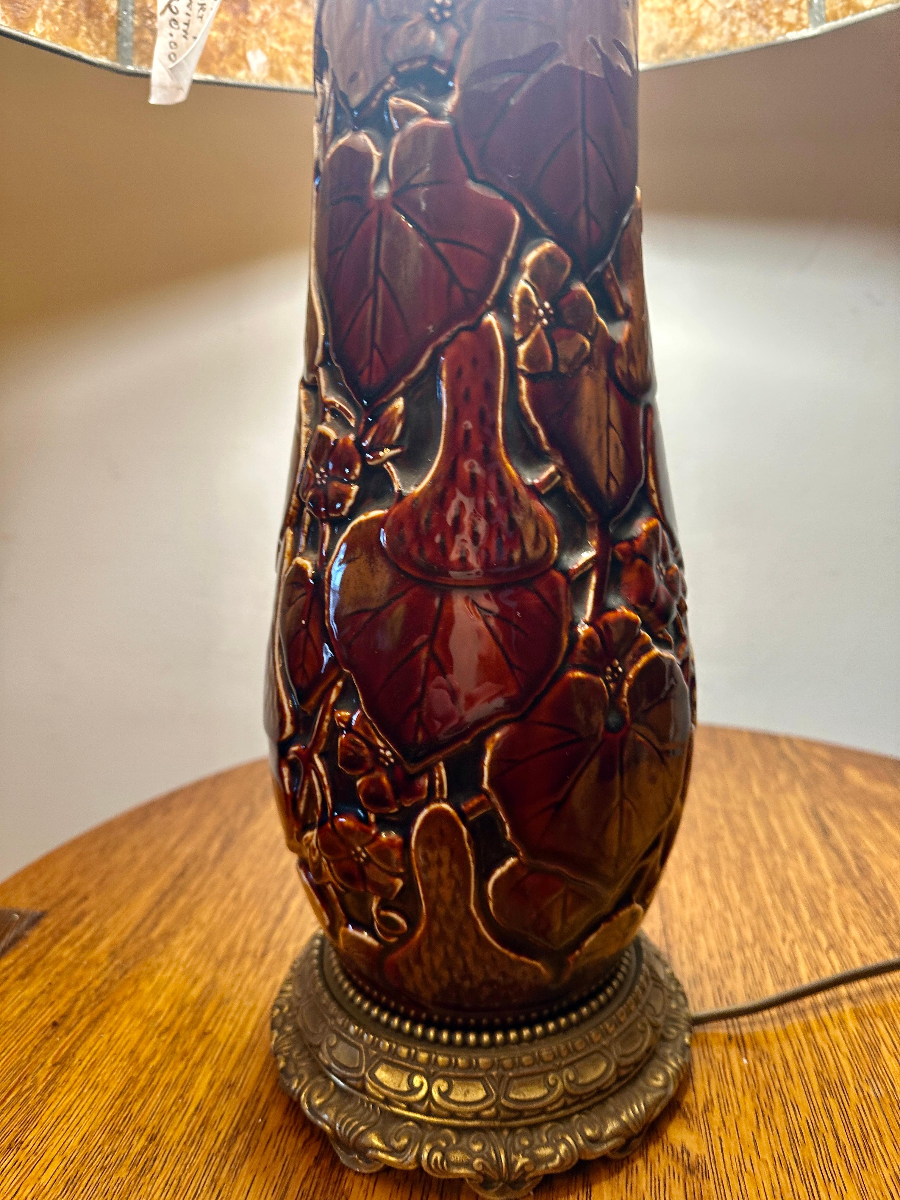 Antique    ROOKWOOD  Lampe de table en poterie d'art avec abat-jour en mica - W5626
RABAIS SUPPLÉMENTAIRE 4/28/25

Il s'agit d'une ancienne base de lampe de la Rookwood Pottery Company et d'un abat-jour en mica.  Les deux sont en très bon état, sans