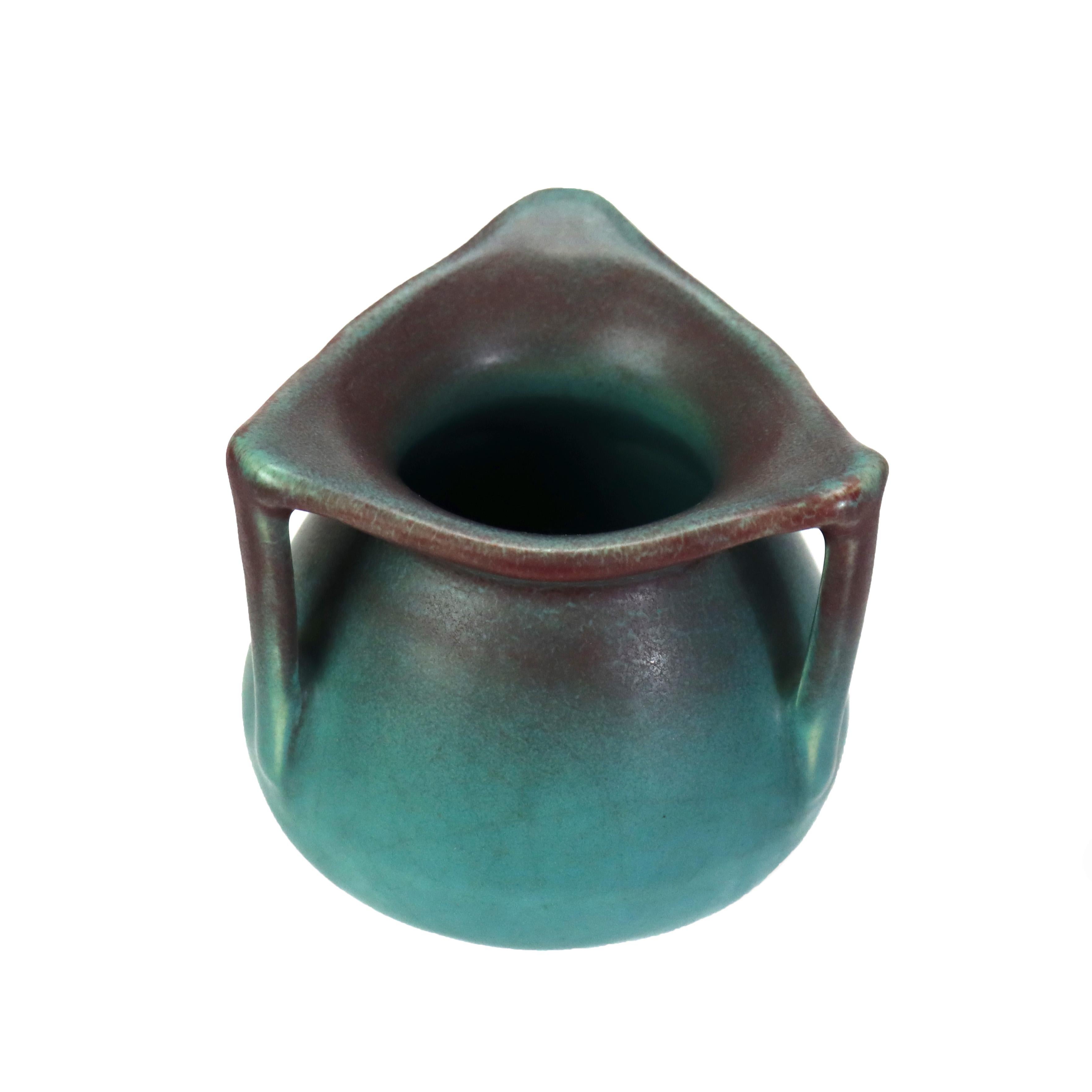 Antiguo Jarrón de Cerámica Artística Azul Rookwood Firmado C1915.   
3 1/2
