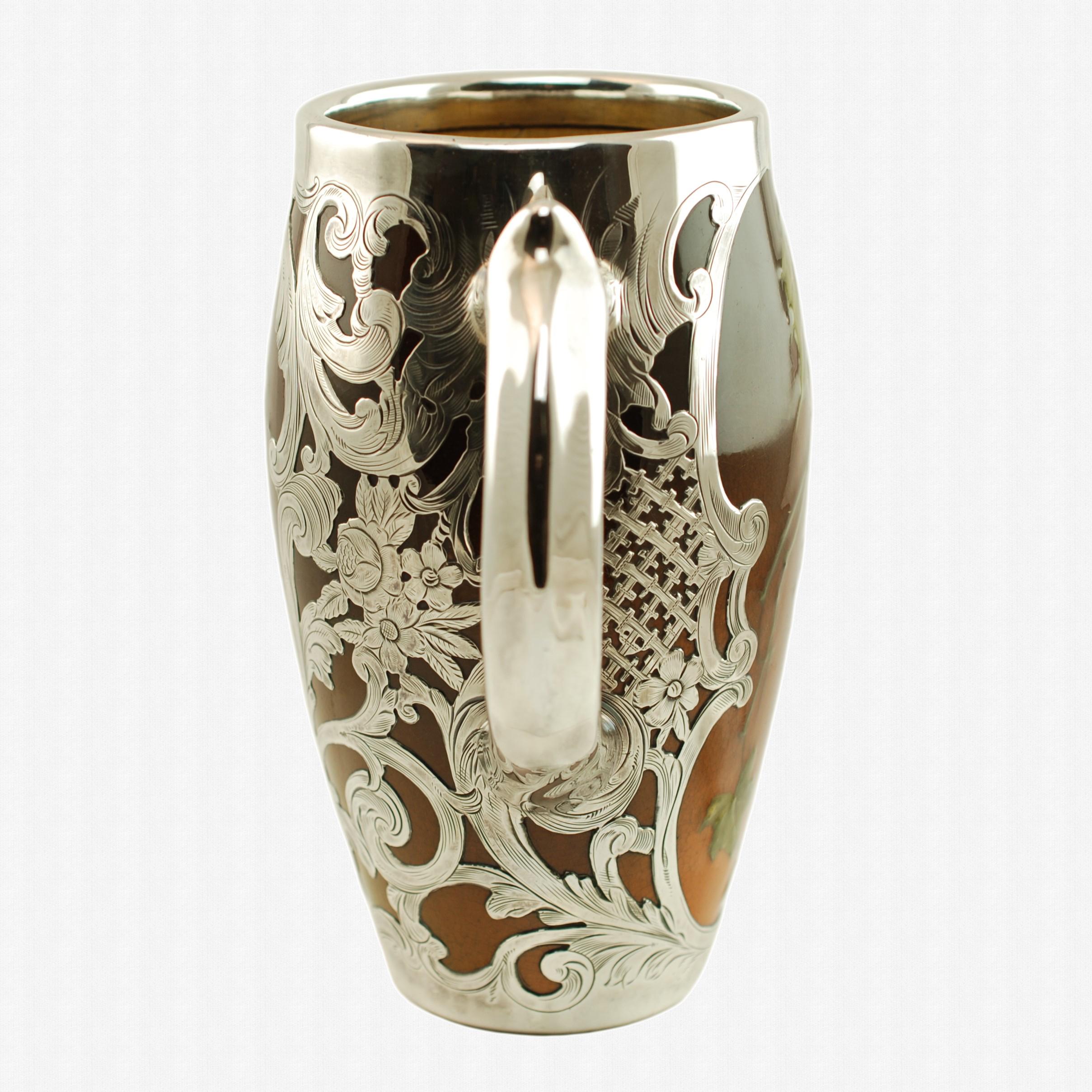 Américain Vase ancien en poterie de Rookwood peint à la main et décoré d'argent gravé Gorham en vente