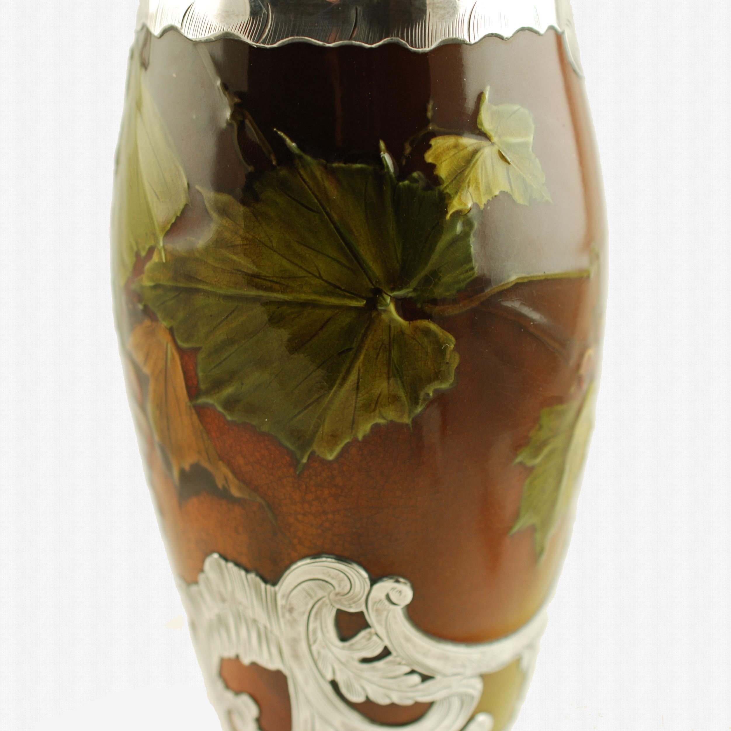 Argent Vase ancien en poterie de Rookwood peint à la main et décoré d'argent gravé Gorham en vente